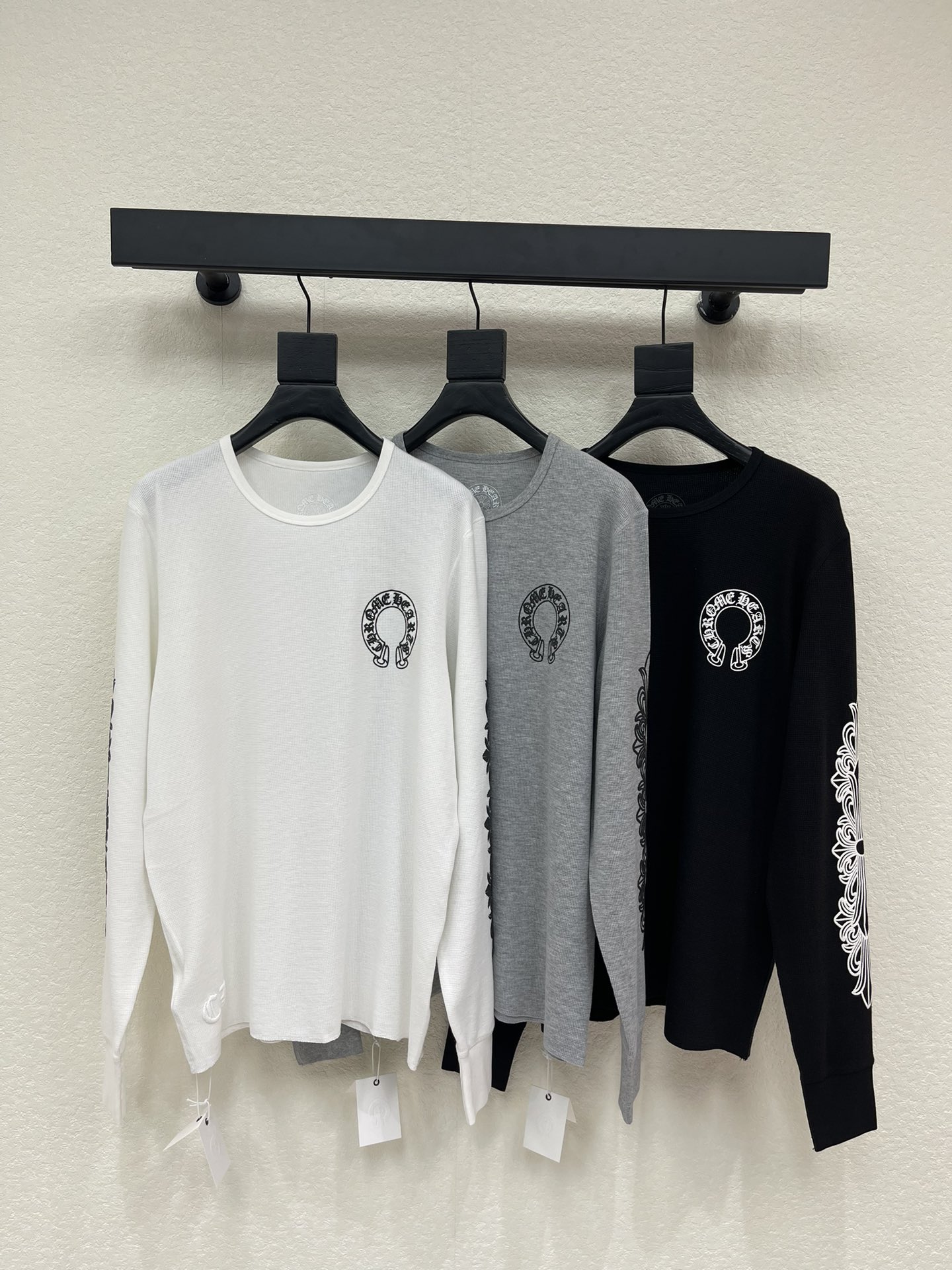 NO:697318,Chrome heart* Chrome heart 26 new style long-sleeved T-shirt with horseshoes on the chest and floral flowers on the arms. The overall shape is slim-fitting, and you will instantly transform into a paper character when you put it on. The color is super soft. It is very suitable for age-reducing wear, and is suitable for wearing with skirts and pants. The same style for men and women!  SML A,,chrome hearts,chrome hearts,skirts,tees,t-shirt,19860909Chrome heart*克罗心26新款华夫格胸前马蹄双臂花长袖T恤.整体版型偏修身,穿上秒变纸片人,颜色超级温柔 减龄穿搭,搭裙子搭裤子都非常合适.男女同款！SML A,,chrome hearts,chrome hearts,skirts,tees，t-shirt,,Women's clothing