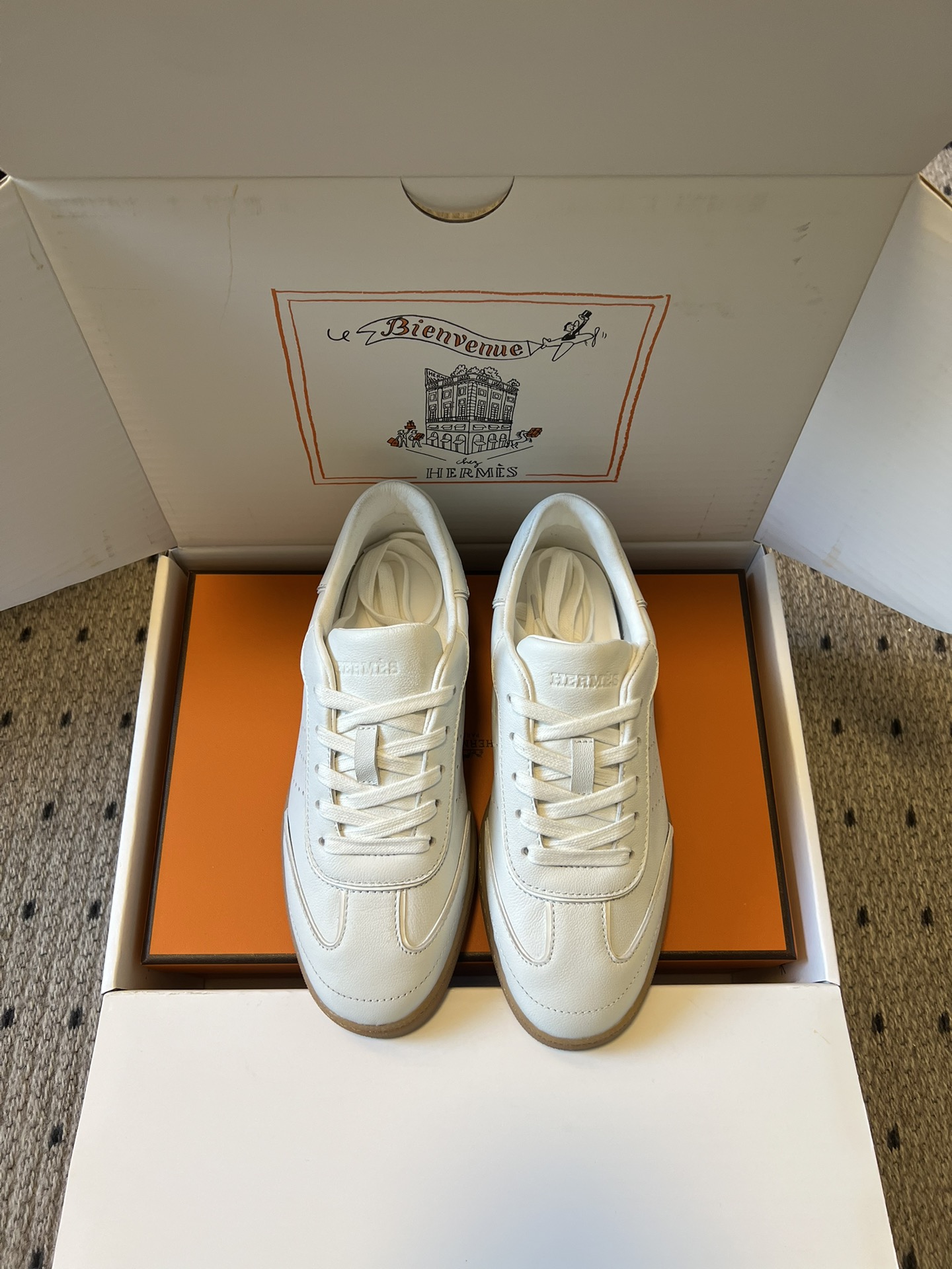 NO:707675,Herme*26ss early spring new moral training shoes, sports shoes and casual shoes, belong to the Hermès light luxury sports series. The shoe body is embroidered with the brand logo. The shoe box continues the brand's classic orange and white color scheme and exquisite gift box design. The workmanship continues the fine stitching and splicing technology of luxury goods. The upper is made of fine leather material, with high-end texture and soft touch;  Low-cut Forrest Gump shoes, the shoe shape smoothly fits the shape of the foot, and the sole is made of rubber, taking into account both comfort and wear resistance. The retro and casual Forrest Gump shoe style is suitable for daily life, light business and other scenarios; the color scheme includes pure white, black and white contrasting colors, and beige brown color matching, which are classic and versatile.  Size 35/40 (40 is custom-made, non-refundable and non-exchangeable) Leather patchwork, all leather, casual shoes/sports shoes, hermes, hermes, sneakers, cowhide19860909Herme*26ss 早春新品德训鞋运动鞋休闲鞋 属于爱马仕轻奢运动系列,鞋身带有品牌标识刺绣,鞋盒延续品牌经典的橙白配色与精致礼盒设计,做工延续奢侈品的精细缝线和拼接工艺.鞋面采用细腻的皮革材质,质感高级且触感柔软； 低帮阿甘鞋版型,鞋型流畅贴合脚型,鞋底为橡胶材质,兼顾舒适度与耐磨性.走复古休闲的阿甘鞋风格,适配日常、轻商务等多种场景；配色包含纯白、黑白撞色、米棕拼色三款,经典且百搭,黑白款更具潮流感,米棕款则偏复古温柔. 鞋面牛皮 内里牛皮 大底原版开模大底 增高3cm 码数35/40（40定做不退不换） 皮拼布 全皮,休闲鞋/运动鞋,hermes,hermes,sneakers,cowhide,Women's Shoes