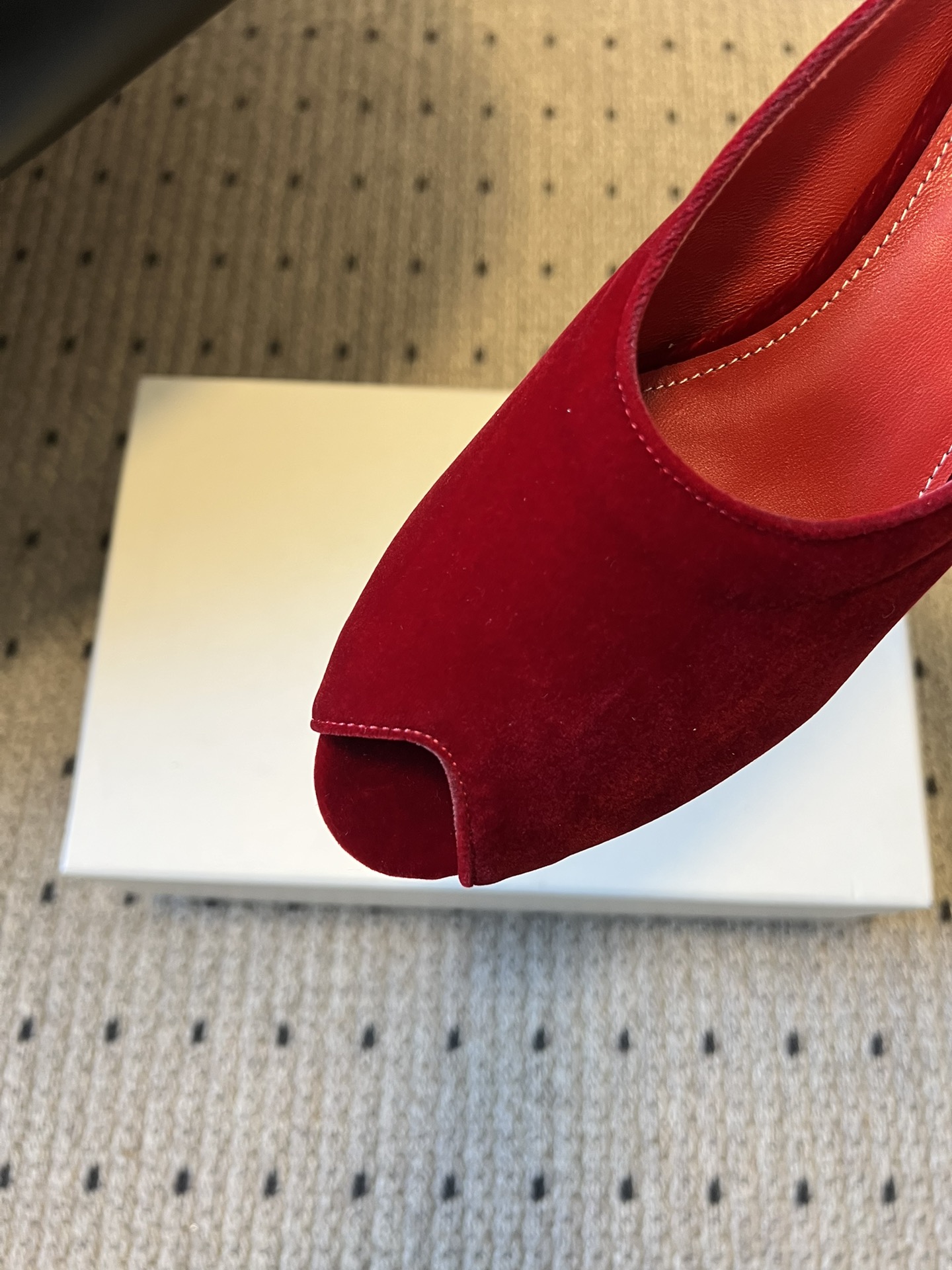 Totem*26ss早春新款鱼嘴坡跟高跟拖鞋采用鱼嘴露趾的穆勒半拖版型，搭配低坡跟设计，既保留了穆勒鞋的