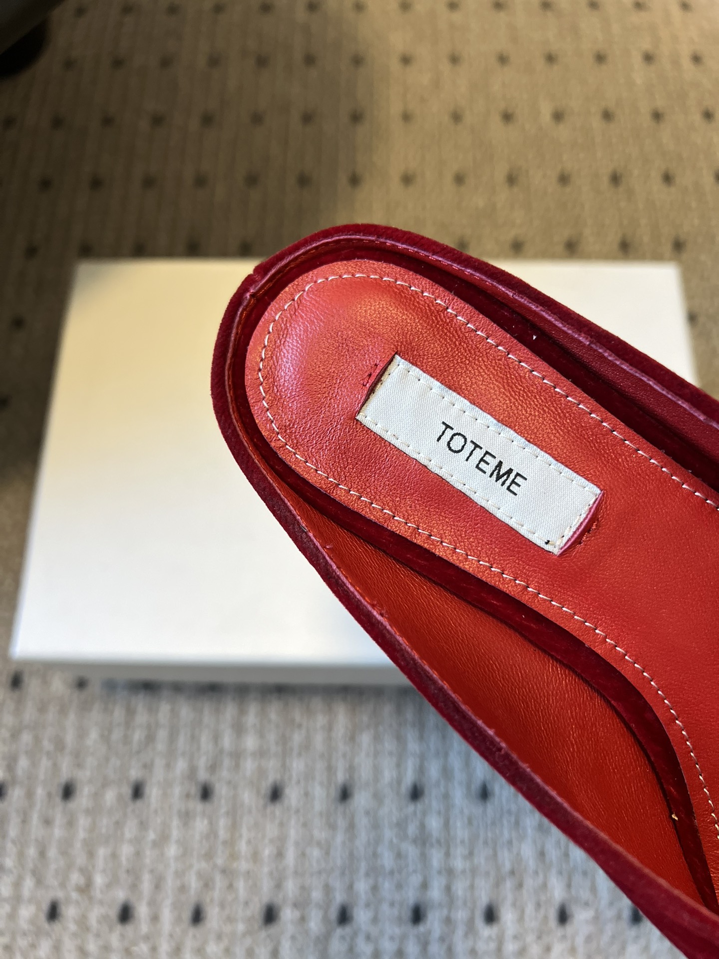 Totem*26ss早春新款鱼嘴坡跟高跟拖鞋采用鱼嘴露趾的穆勒半拖版型，搭配低坡跟设计，既保留了穆勒鞋的