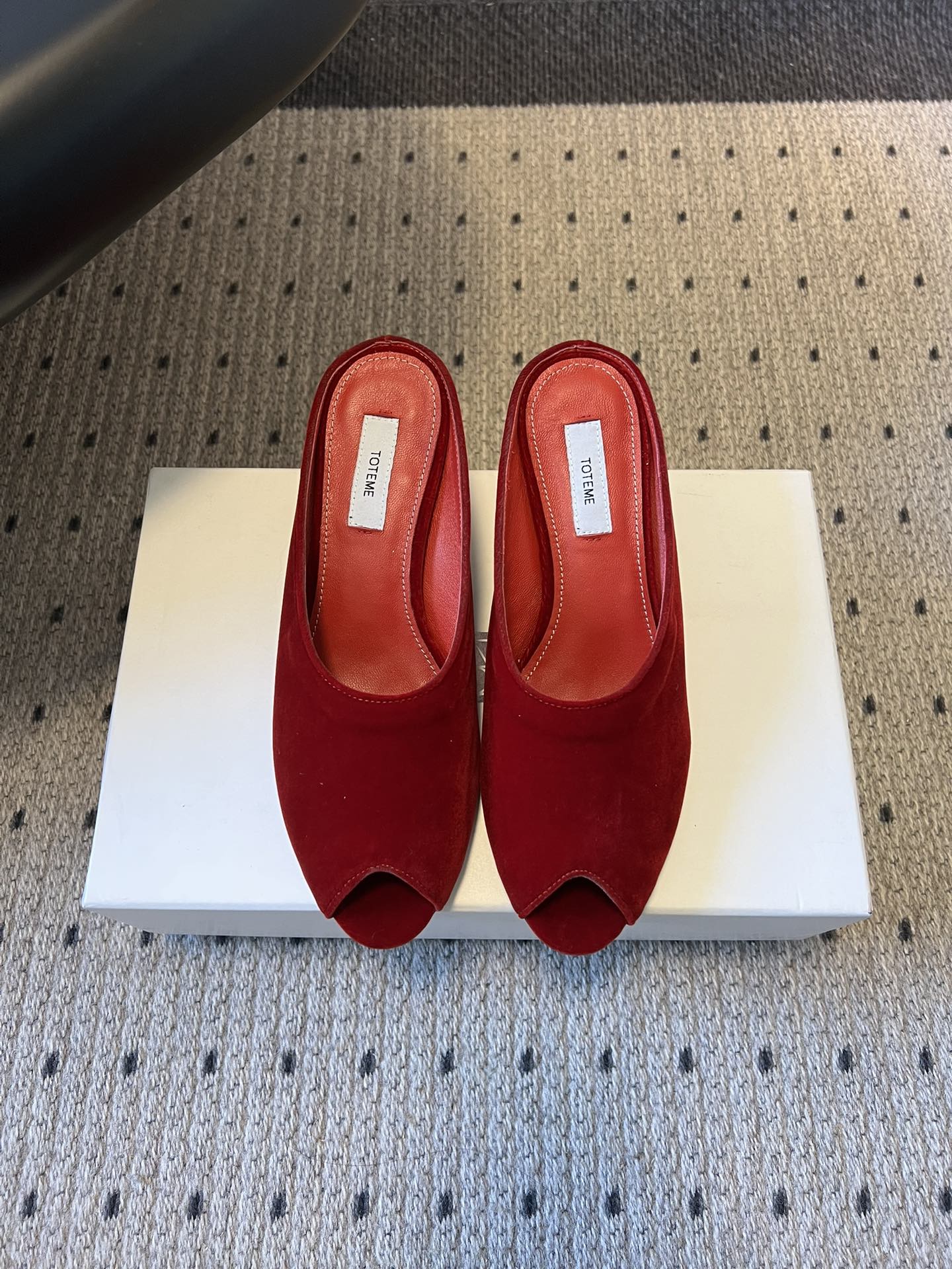 Totem*26ss早春新款鱼嘴坡跟高跟拖鞋采用鱼嘴露趾的穆勒半拖版型，搭配低坡跟设计，既保留了穆勒鞋的