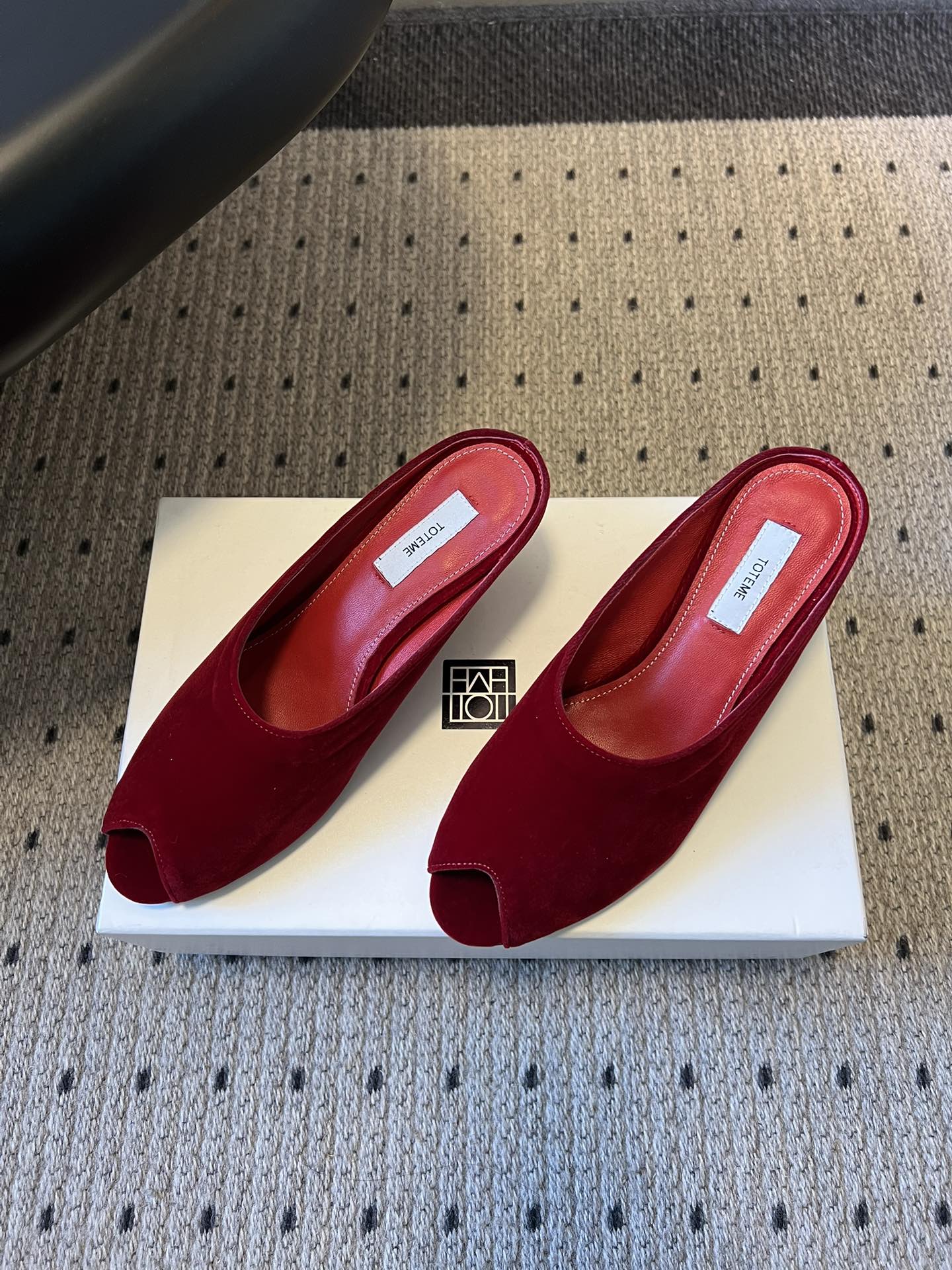 Totem*26ss早春新款鱼嘴坡跟高跟拖鞋采用鱼嘴露趾的穆勒半拖版型，搭配低坡跟设计，既保留了穆勒鞋的