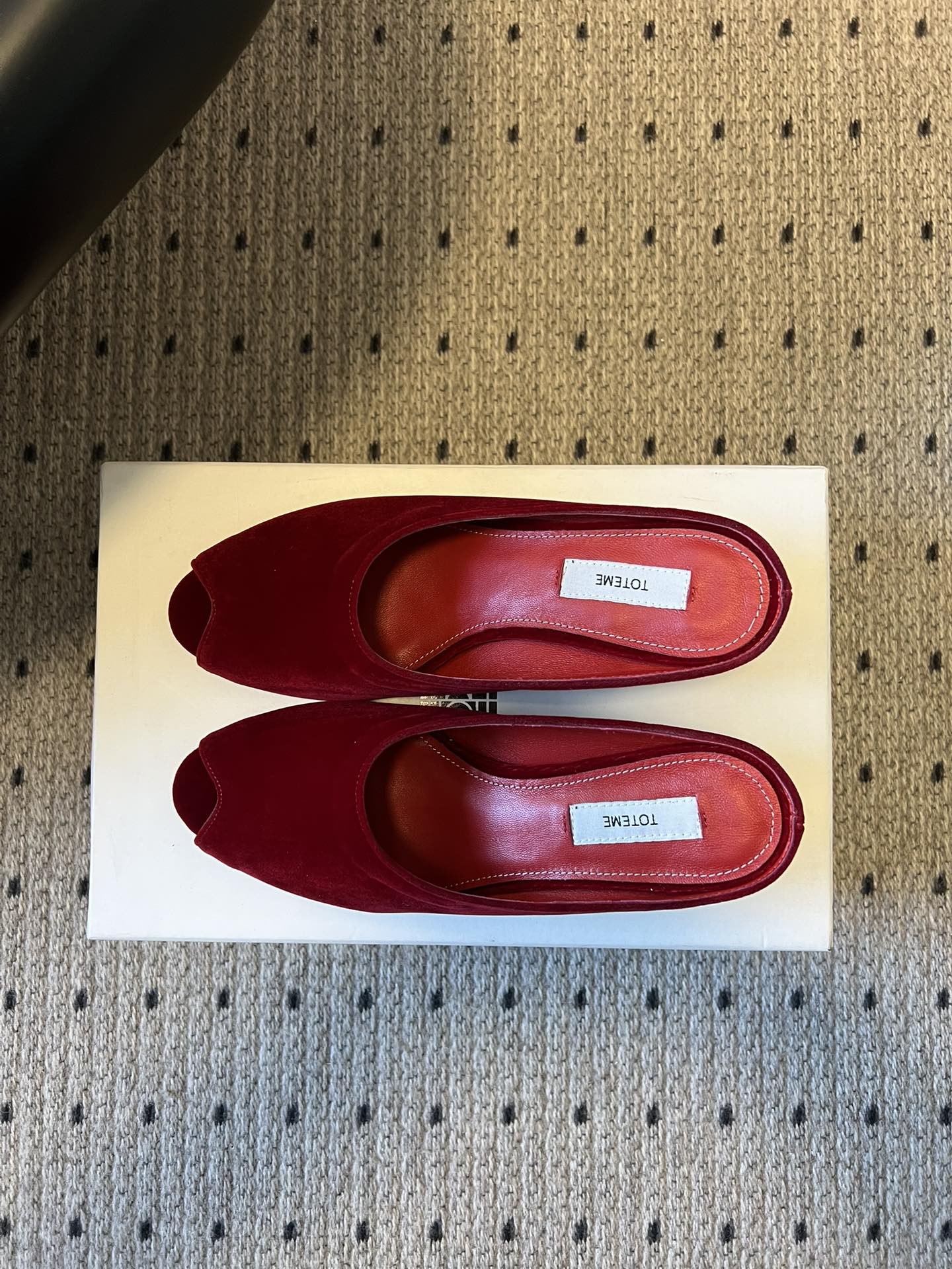 Totem*26ss早春新款鱼嘴坡跟高跟拖鞋采用鱼嘴露趾的穆勒半拖版型，搭配低坡跟设计，既保留了穆勒鞋的