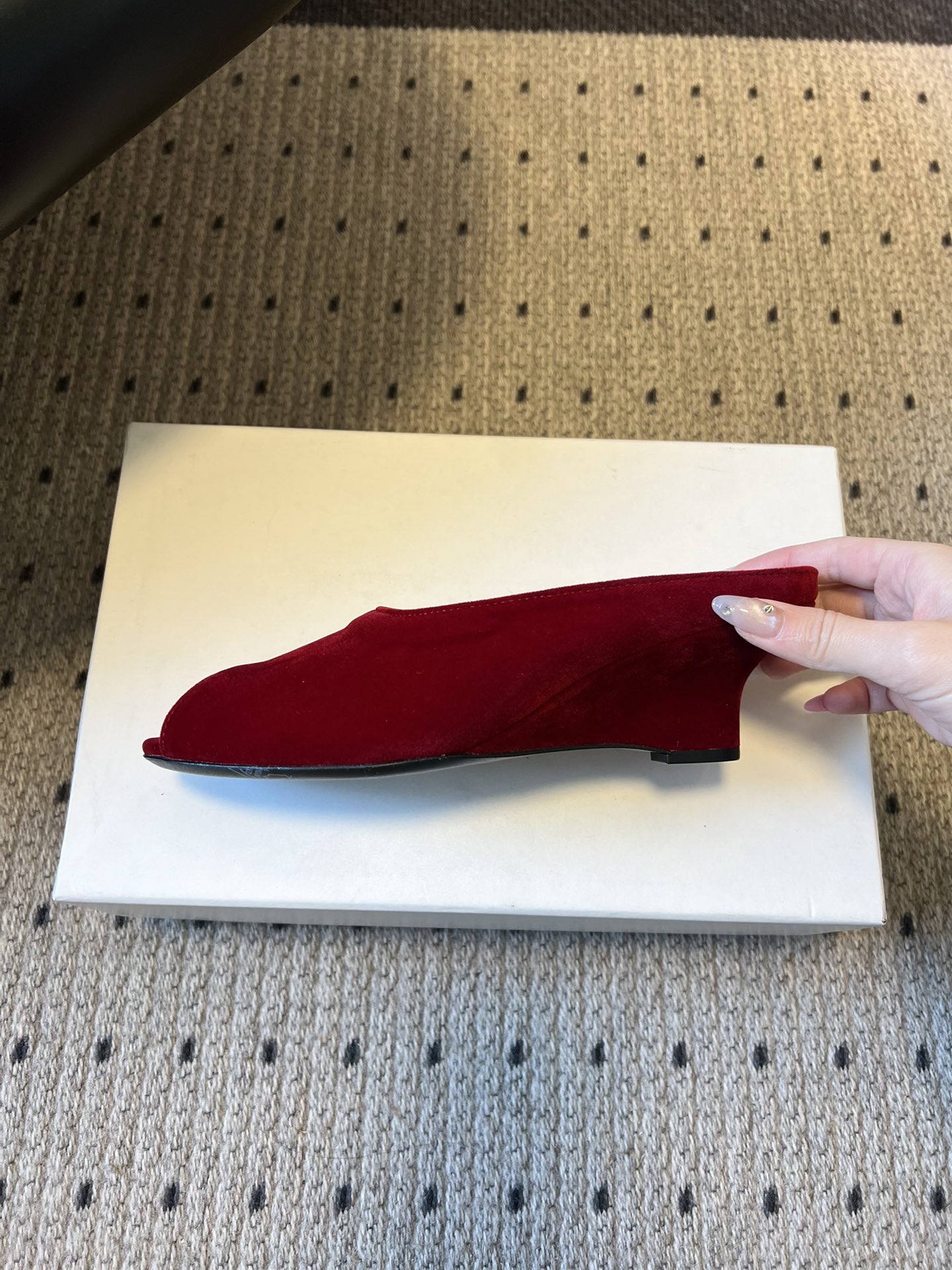 Totem*26ss早春新款鱼嘴坡跟高跟拖鞋采用鱼嘴露趾的穆勒半拖版型，搭配低坡跟设计，既保留了穆勒鞋的