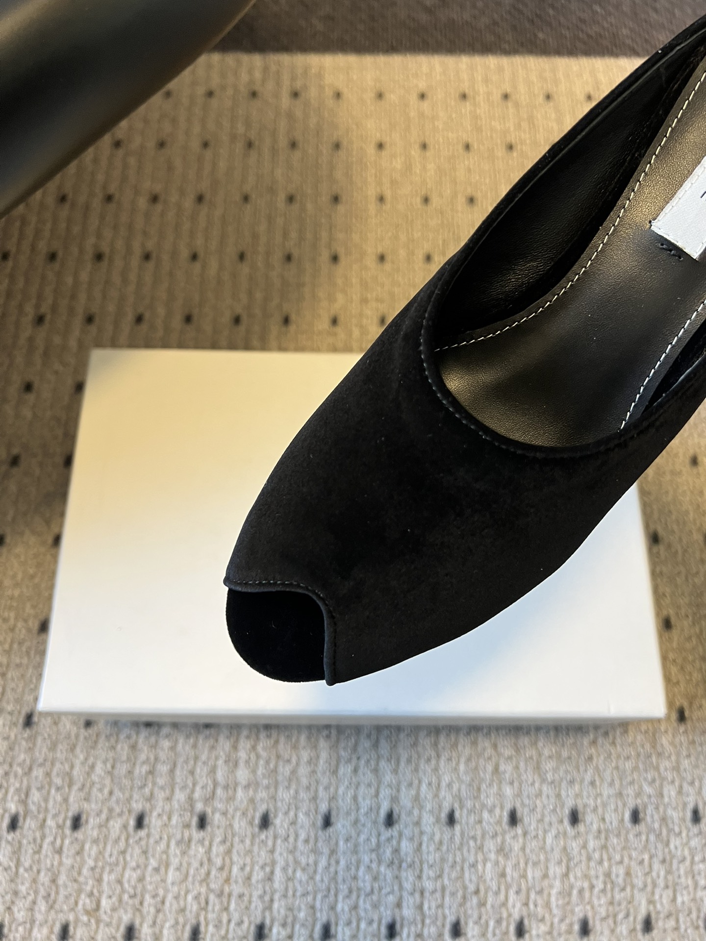 Totem*26ss早春新款鱼嘴坡跟高跟拖鞋采用鱼嘴露趾的穆勒半拖版型，搭配低坡跟设计，既保留了穆勒鞋的