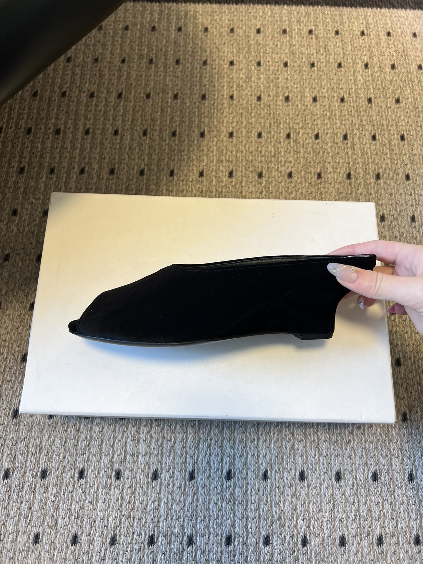 Totem*26ss早春新款鱼嘴坡跟高跟拖鞋采用鱼嘴露趾的穆勒半拖版型，搭配低坡跟设计，既保留了穆勒鞋的