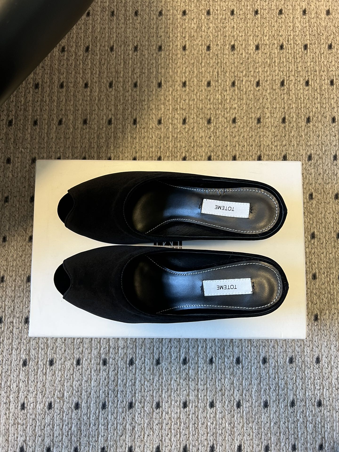 Totem*26ss早春新款鱼嘴坡跟高跟拖鞋采用鱼嘴露趾的穆勒半拖版型，搭配低坡跟设计，既保留了穆勒鞋的