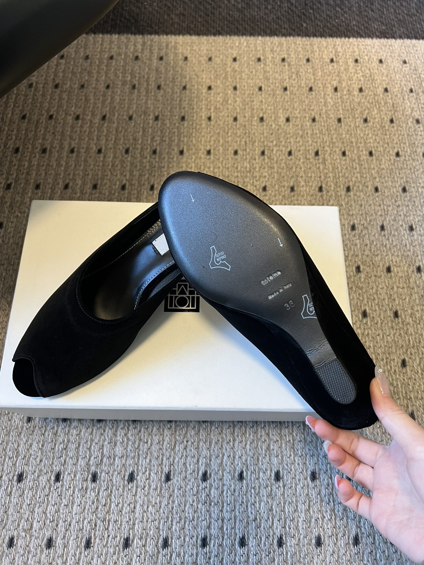 Totem*26ss早春新款鱼嘴坡跟高跟拖鞋采用鱼嘴露趾的穆勒半拖版型，搭配低坡跟设计，既保留了穆勒鞋的