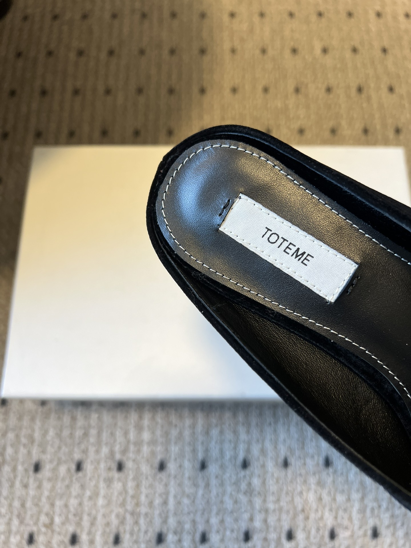 Totem*26ss早春新款鱼嘴坡跟高跟拖鞋采用鱼嘴露趾的穆勒半拖版型，搭配低坡跟设计，既保留了穆勒鞋的