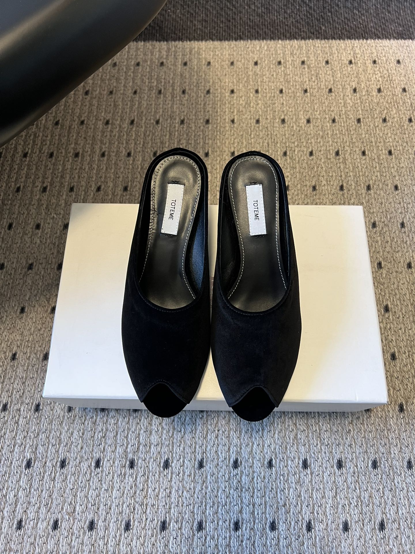 NO:694997,Totem*26ss early spring new fish mouth wedge heel high-heeled slippers adopt a fish mouth open toe Muller half-slip version, with a low wedge heel design, which not only retains the convenience and casualness of Mule shoes, but the fish mouth details also add a light and sophisticated sex appeal; the toe is a rounded fish mouth cut, with soft lines and not picky on the foot shape, and a heelless design for easy putting on and taking off.  The upper is made of fine velvet material, which is soft to the touch and has a matte high-end feel; the shoe body has no unnecessary decoration, and is only outlined with simple hemming technology, continuing the brand's Nordic minimalist design core; the insole is soft leather of the same color, which improves the comfort of the upper foot. Velvet upper, sheepskin lining, Italian leather outsole, 4cm higher  size 35-41 (customized sizes 40 and 41 are non-refundable), semi-trailers, slippers, sheepskin, Leather soles19860909Totem*26ss早春新款鱼嘴坡跟高跟拖鞋 采用鱼嘴露趾的穆勒半拖版型,搭配低坡跟设计,既保留了穆勒鞋的便捷随性,鱼嘴细节又增添了轻熟性感；鞋头为圆润的鱼嘴剪裁,线条柔和不挑脚型,无后跟设计穿脱便利. 鞋面选用细腻的天鹅绒材质,触感柔软且自带哑光高级感；鞋身无多余装饰,仅以简洁的包边工艺勾勒轮廓,延续品牌北欧极简的设计内核；鞋垫为同色系软质皮革,提升上脚舒适度. 鞋面天鹅绒 内里羊皮 大底意大利真皮大底 增高4cm size35-41码（40、41码定制不退换）,半拖,slippers,sheepskin,Leather soles,Women's Shoes