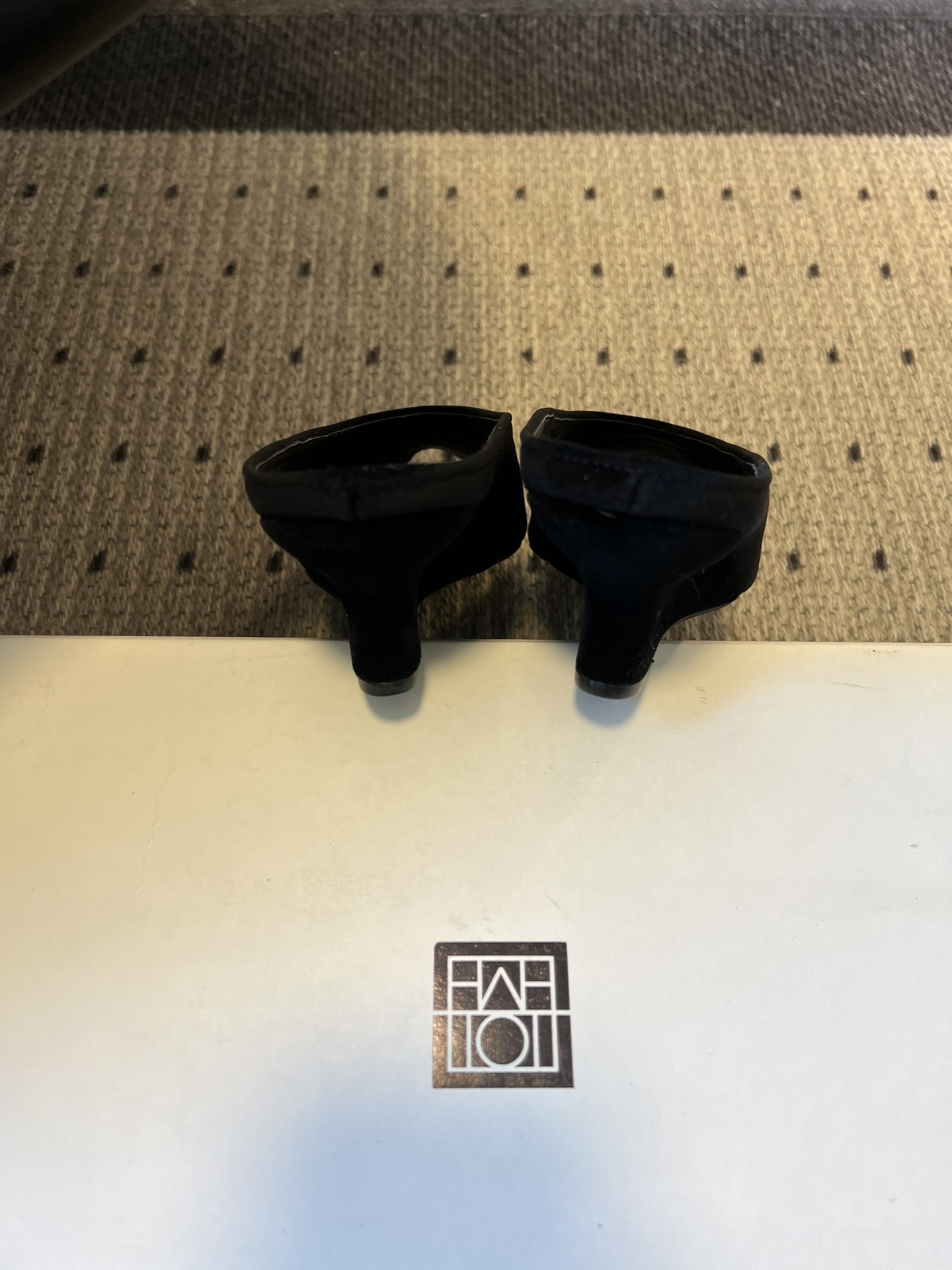 Totem*26ss早春新款鱼嘴坡跟高跟拖鞋采用鱼嘴露趾的穆勒半拖版型，搭配低坡跟设计，既保留了穆勒鞋的