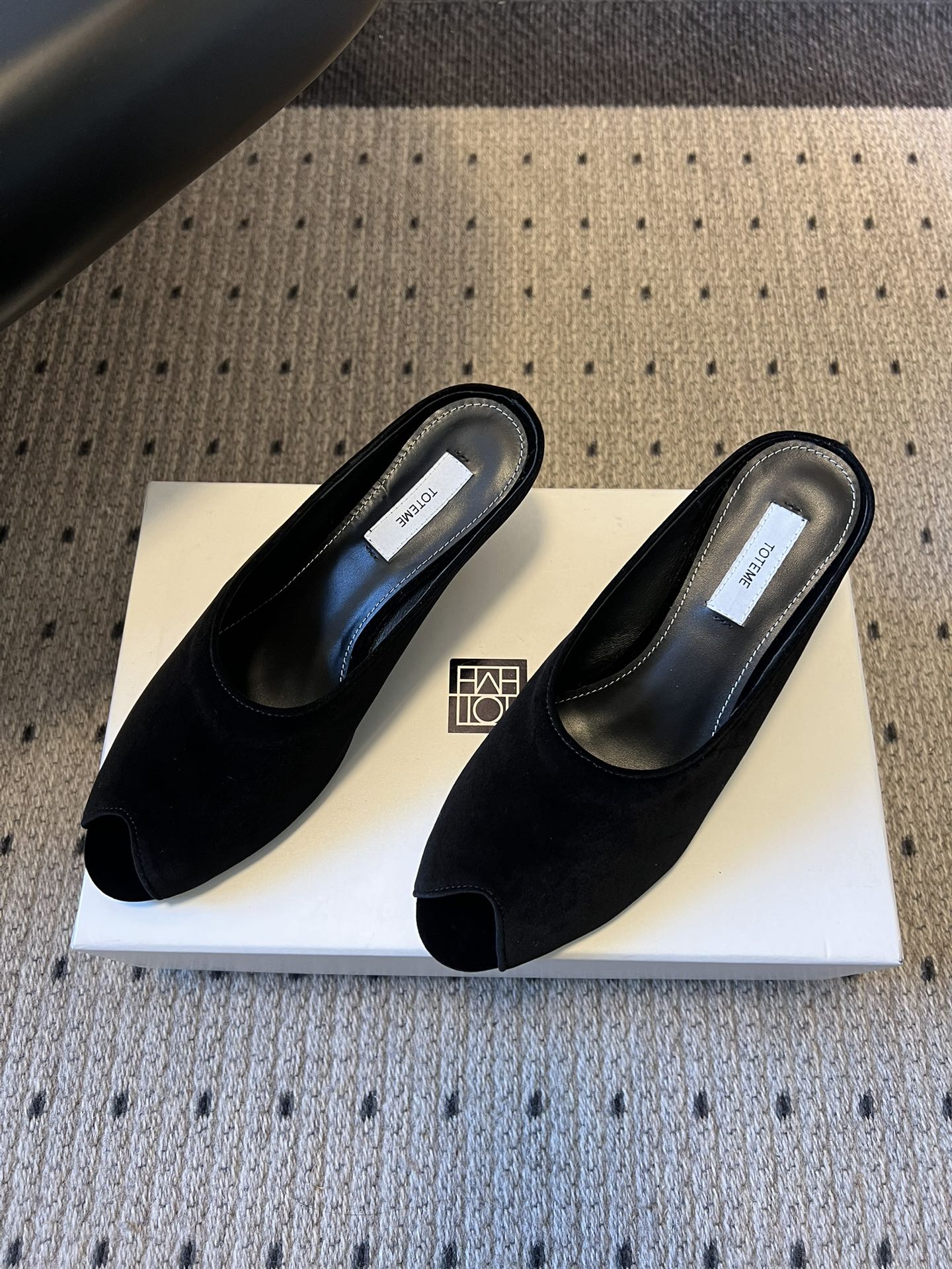 Totem*26ss早春新款鱼嘴坡跟高跟拖鞋采用鱼嘴露趾的穆勒半拖版型，搭配低坡跟设计，既保留了穆勒鞋的