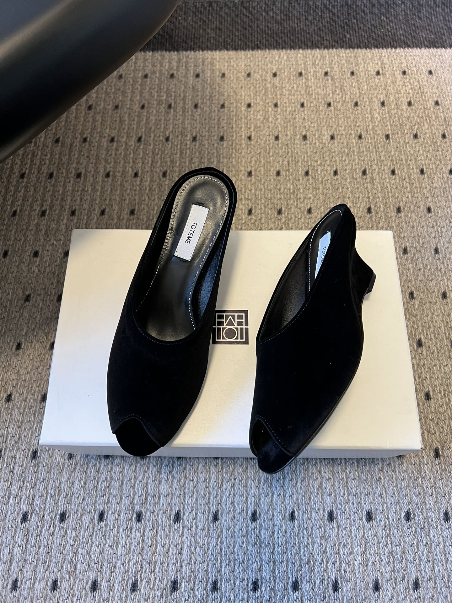 Totem*26ss早春新款鱼嘴坡跟高跟拖鞋采用鱼嘴露趾的穆勒半拖版型，搭配低坡跟设计，既保留了穆勒鞋的