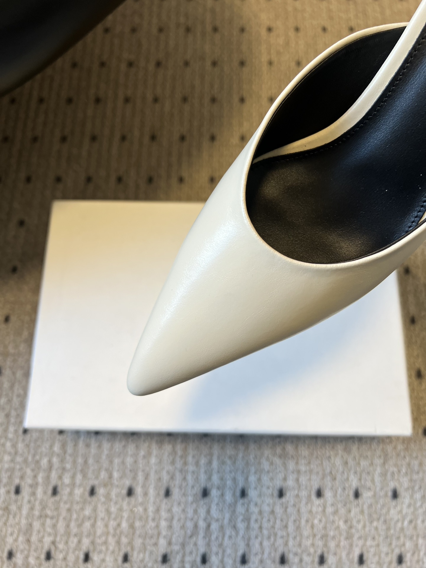 Totem*26ss早春新款尖头穆勒高跟鞋半拖鞋采用尖头细高跟的经典穆勒鞋型，无后跟的半拖设计兼具优雅与