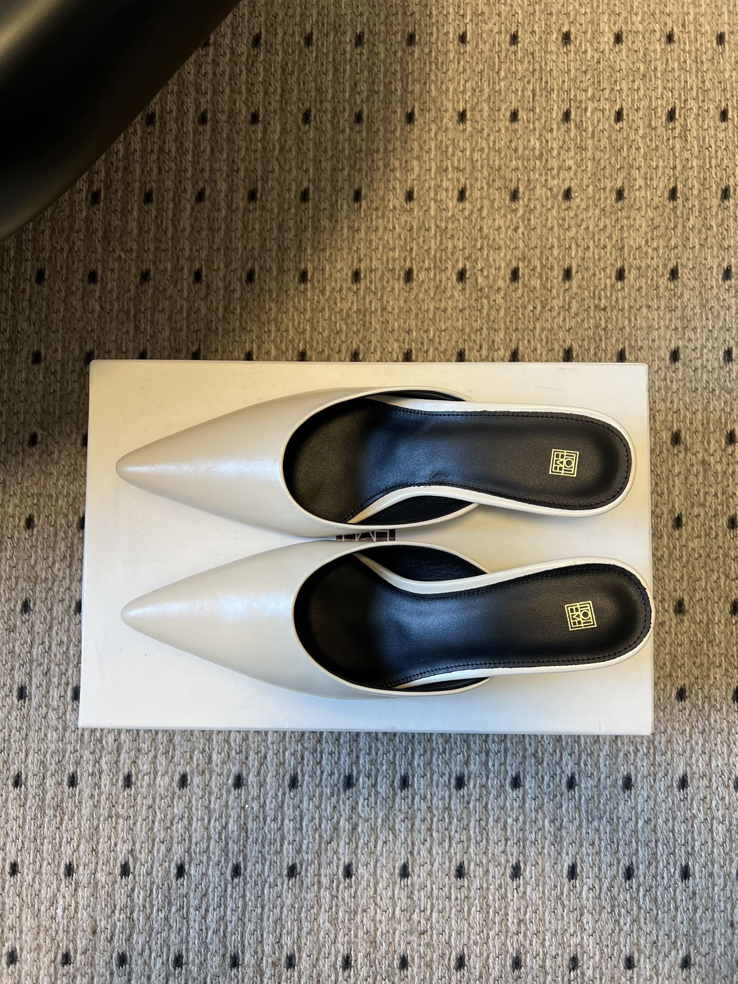 Totem*26ss早春新款尖头穆勒高跟鞋半拖鞋采用尖头细高跟的经典穆勒鞋型，无后跟的半拖设计兼具优雅与