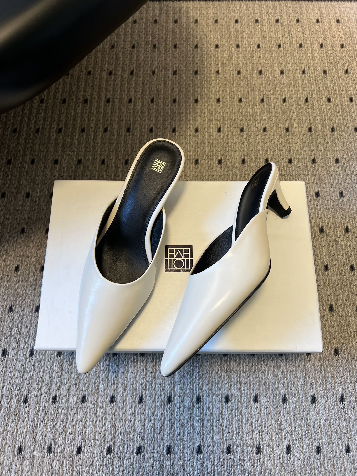 Totem*26ss早春新款尖头穆勒高跟鞋半拖鞋采用尖头细高跟的经典穆勒鞋型，无后跟的半拖设计兼具优雅与