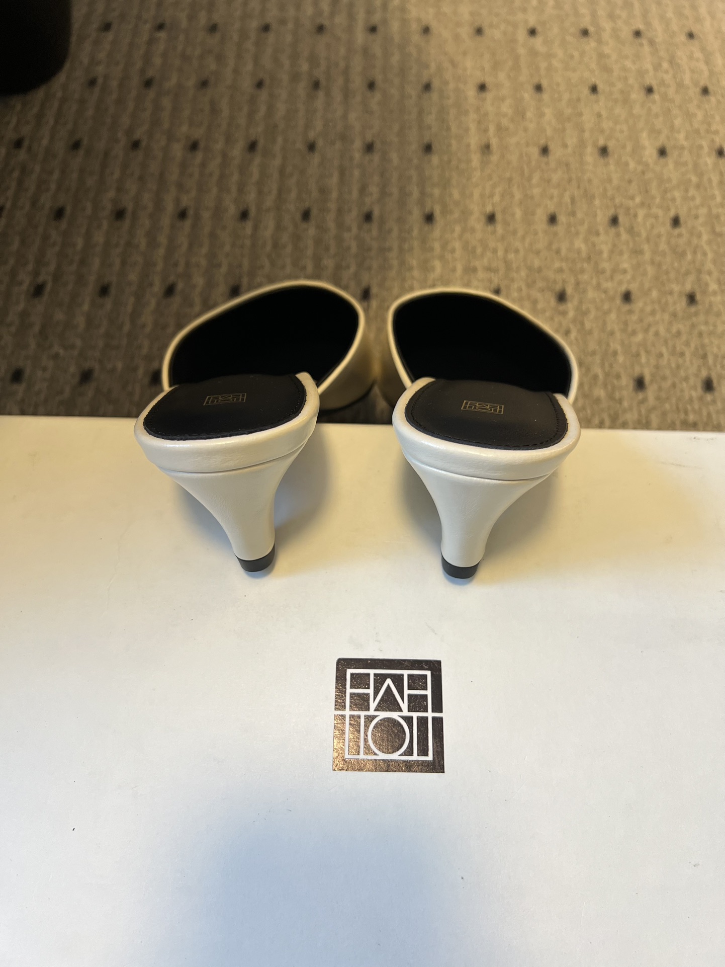 Totem*26ss早春新款尖头穆勒高跟鞋半拖鞋采用尖头细高跟的经典穆勒鞋型，无后跟的半拖设计兼具优雅与