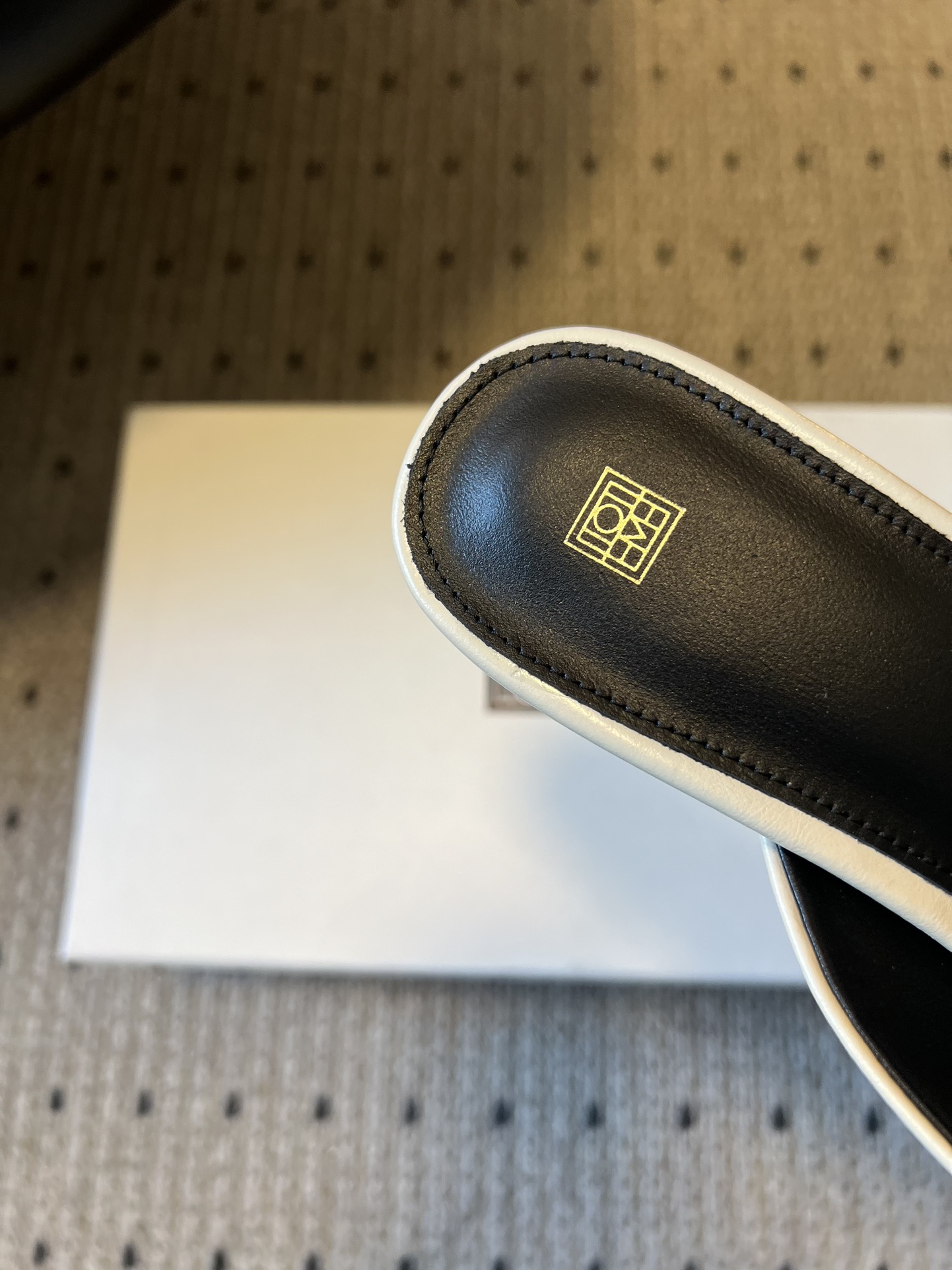 Totem*26ss早春新款尖头穆勒高跟鞋半拖鞋采用尖头细高跟的经典穆勒鞋型，无后跟的半拖设计兼具优雅与