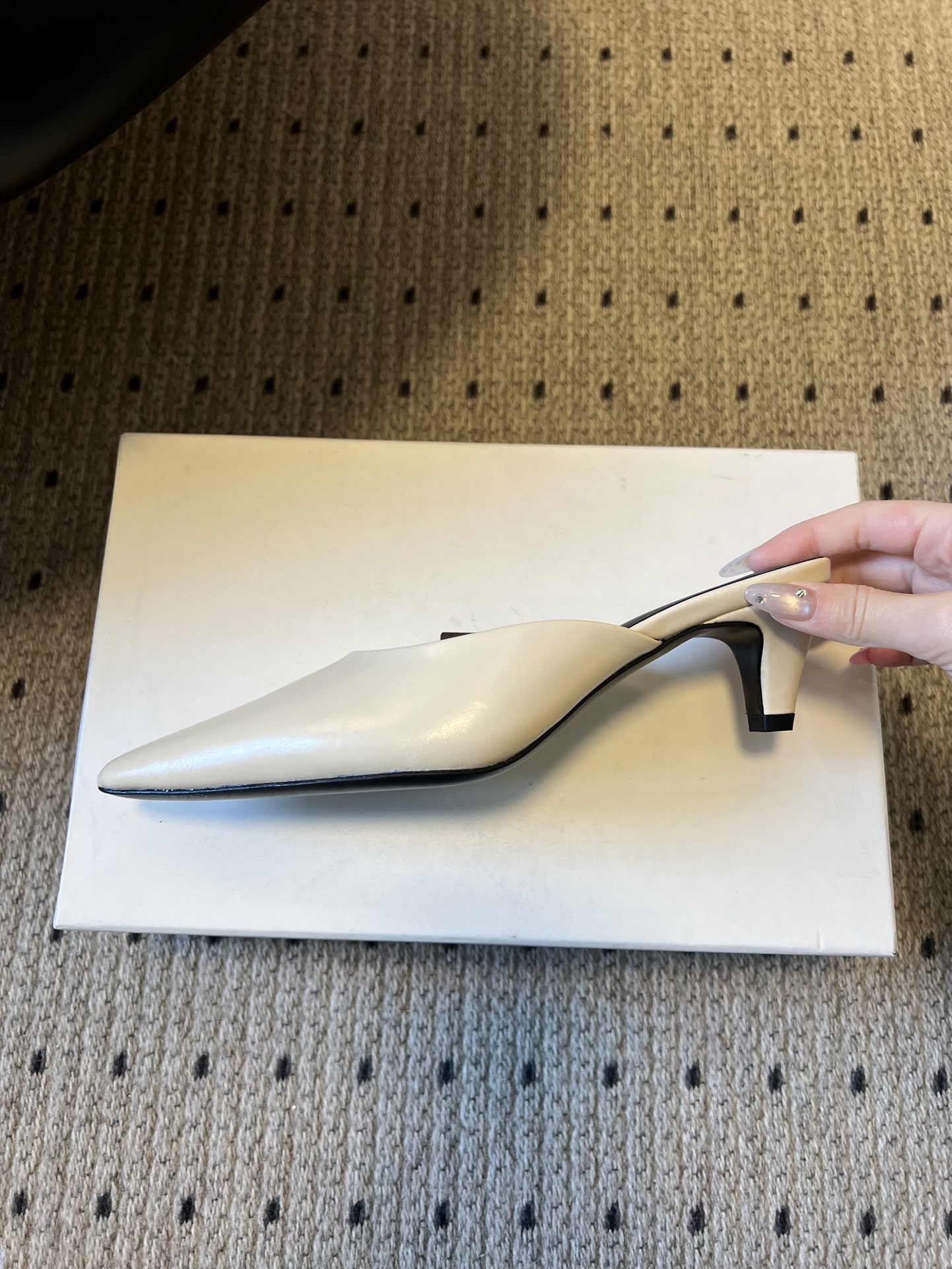 Totem*26ss早春新款尖头穆勒高跟鞋半拖鞋采用尖头细高跟的经典穆勒鞋型，无后跟的半拖设计兼具优雅与