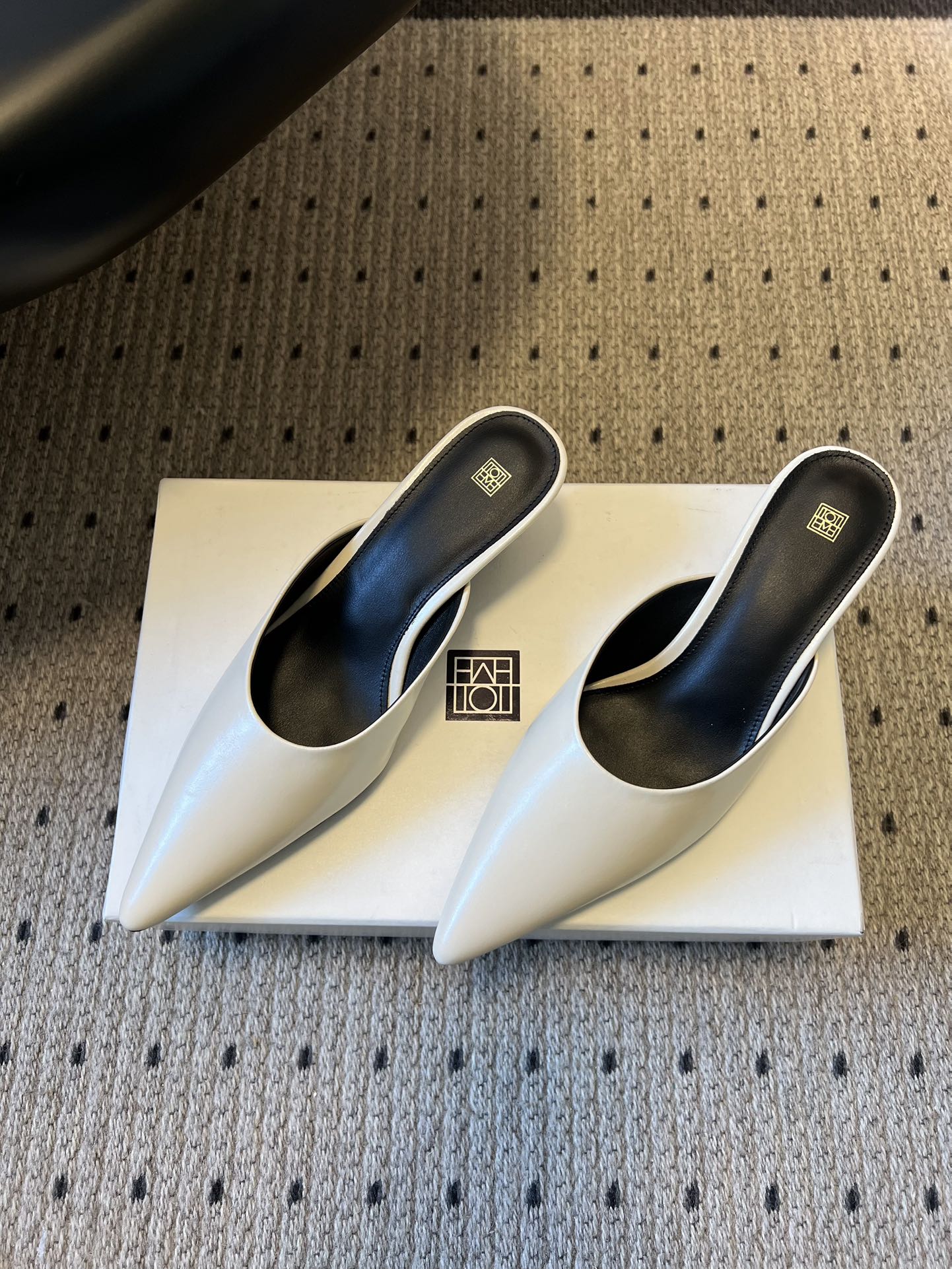 Totem*26ss早春新款尖头穆勒高跟鞋半拖鞋采用尖头细高跟的经典穆勒鞋型，无后跟的半拖设计兼具优雅与