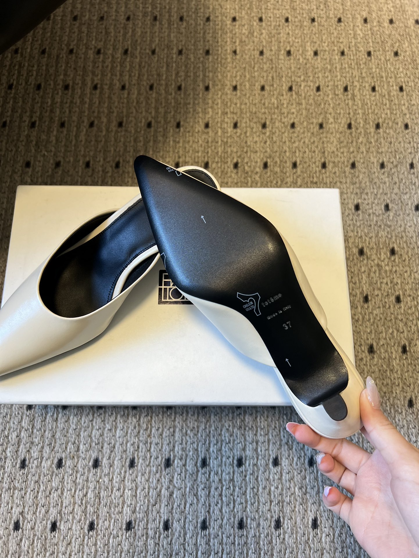 Totem*26ss早春新款尖头穆勒高跟鞋半拖鞋采用尖头细高跟的经典穆勒鞋型，无后跟的半拖设计兼具优雅与