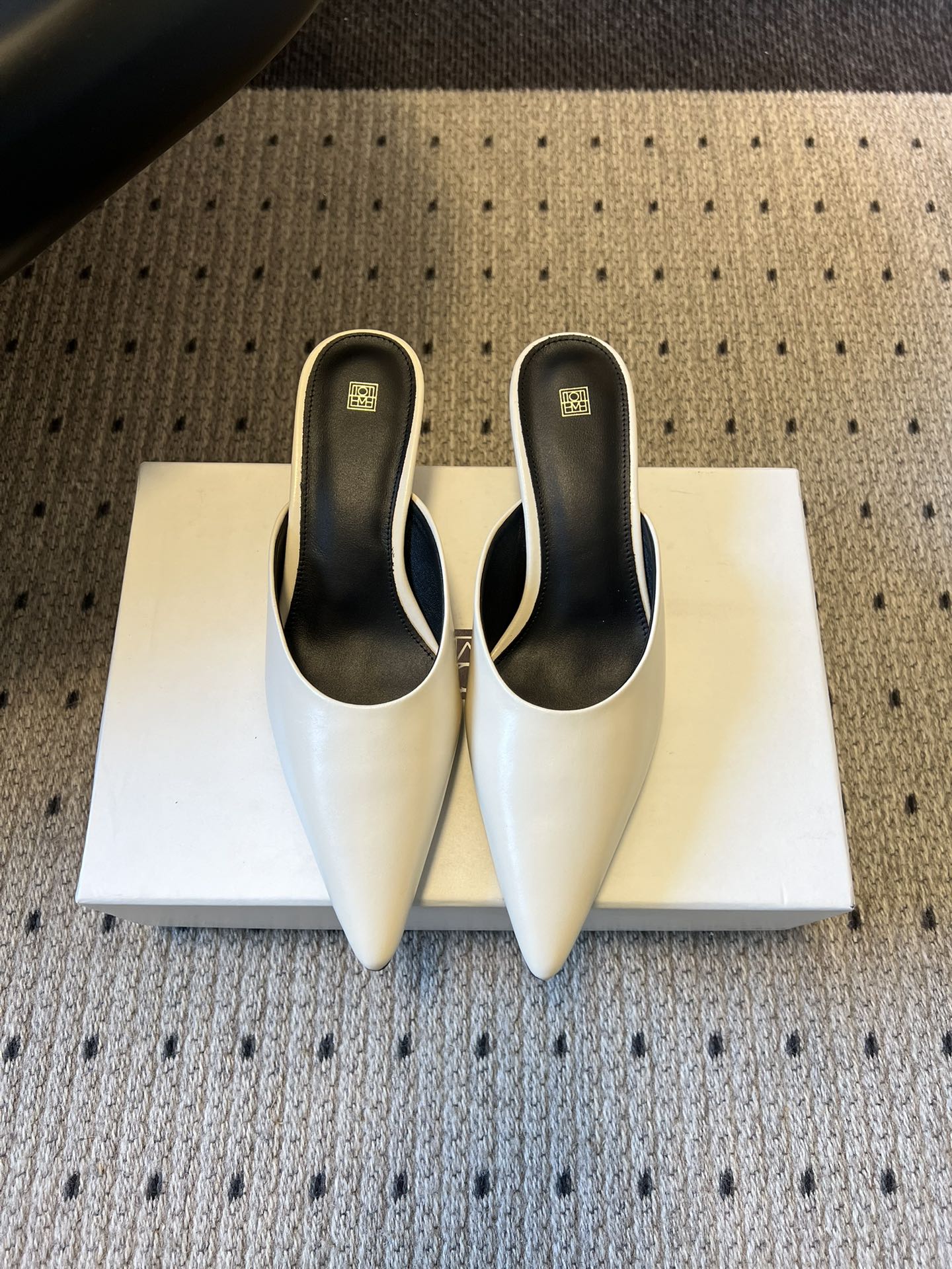 Totem*26ss早春新款尖头穆勒高跟鞋半拖鞋采用尖头细高跟的经典穆勒鞋型，无后跟的半拖设计兼具优雅与