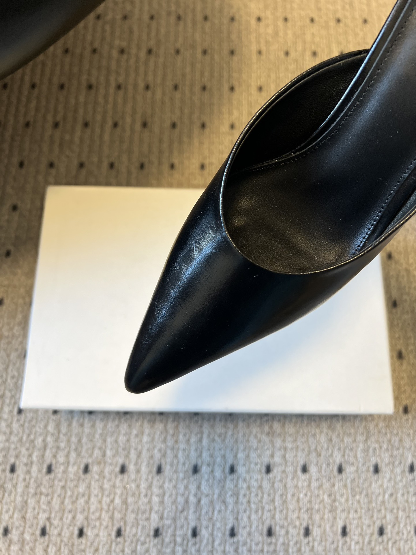 Totem*26ss早春新款尖头穆勒高跟鞋半拖鞋采用尖头细高跟的经典穆勒鞋型，无后跟的半拖设计兼具优雅与