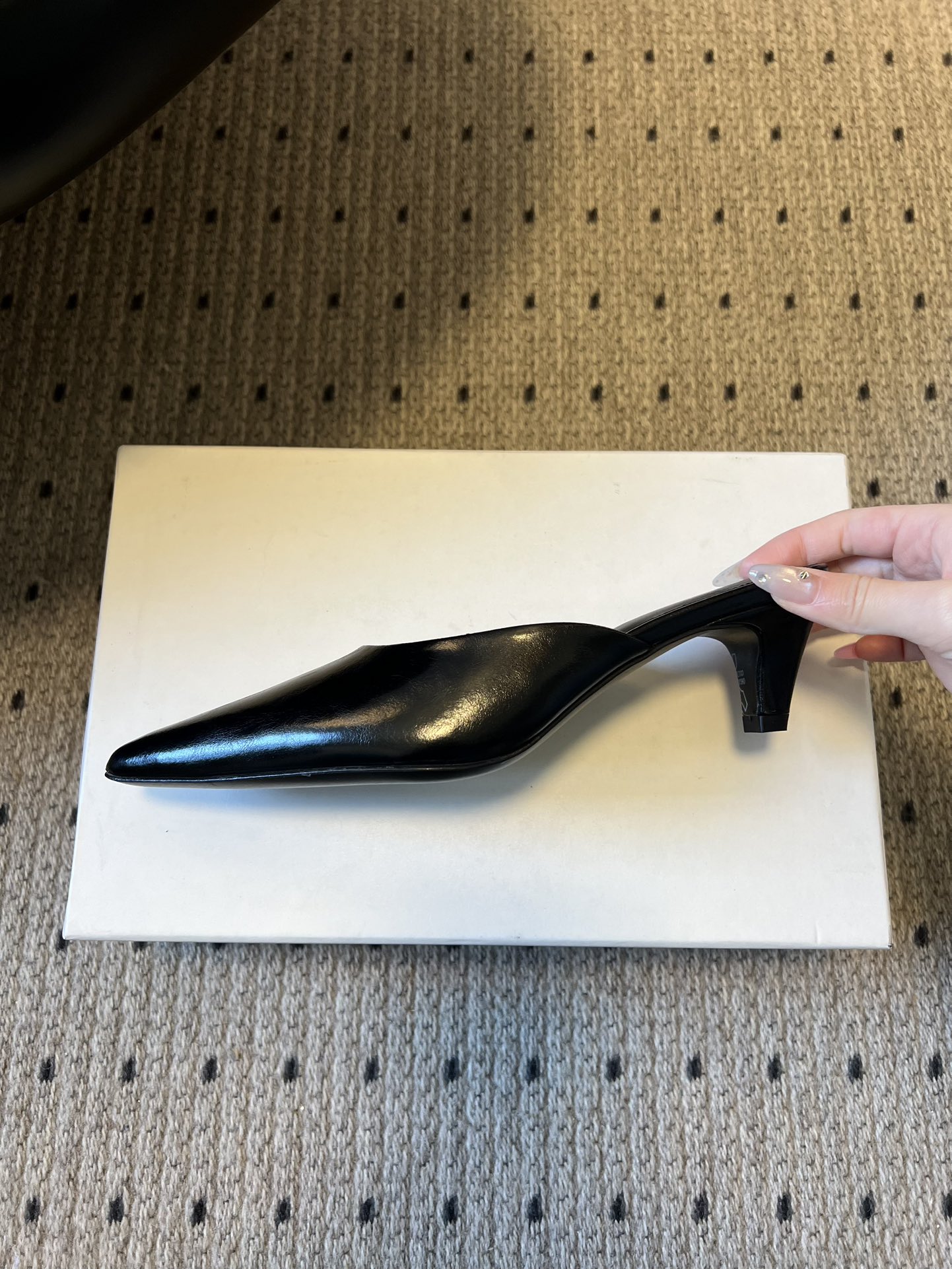 Totem*26ss早春新款尖头穆勒高跟鞋半拖鞋采用尖头细高跟的经典穆勒鞋型，无后跟的半拖设计兼具优雅与