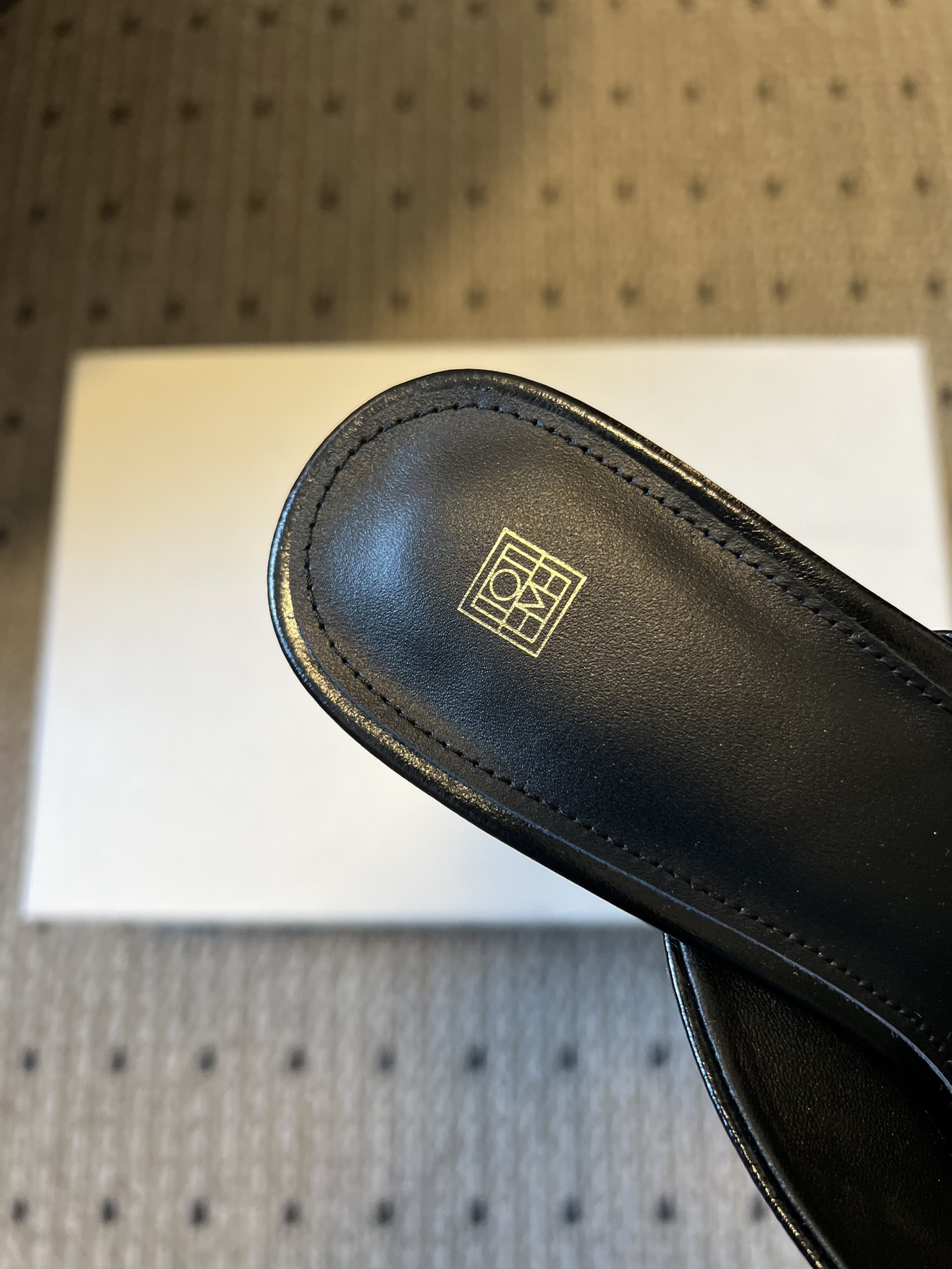 Totem*26ss早春新款尖头穆勒高跟鞋半拖鞋采用尖头细高跟的经典穆勒鞋型，无后跟的半拖设计兼具优雅与