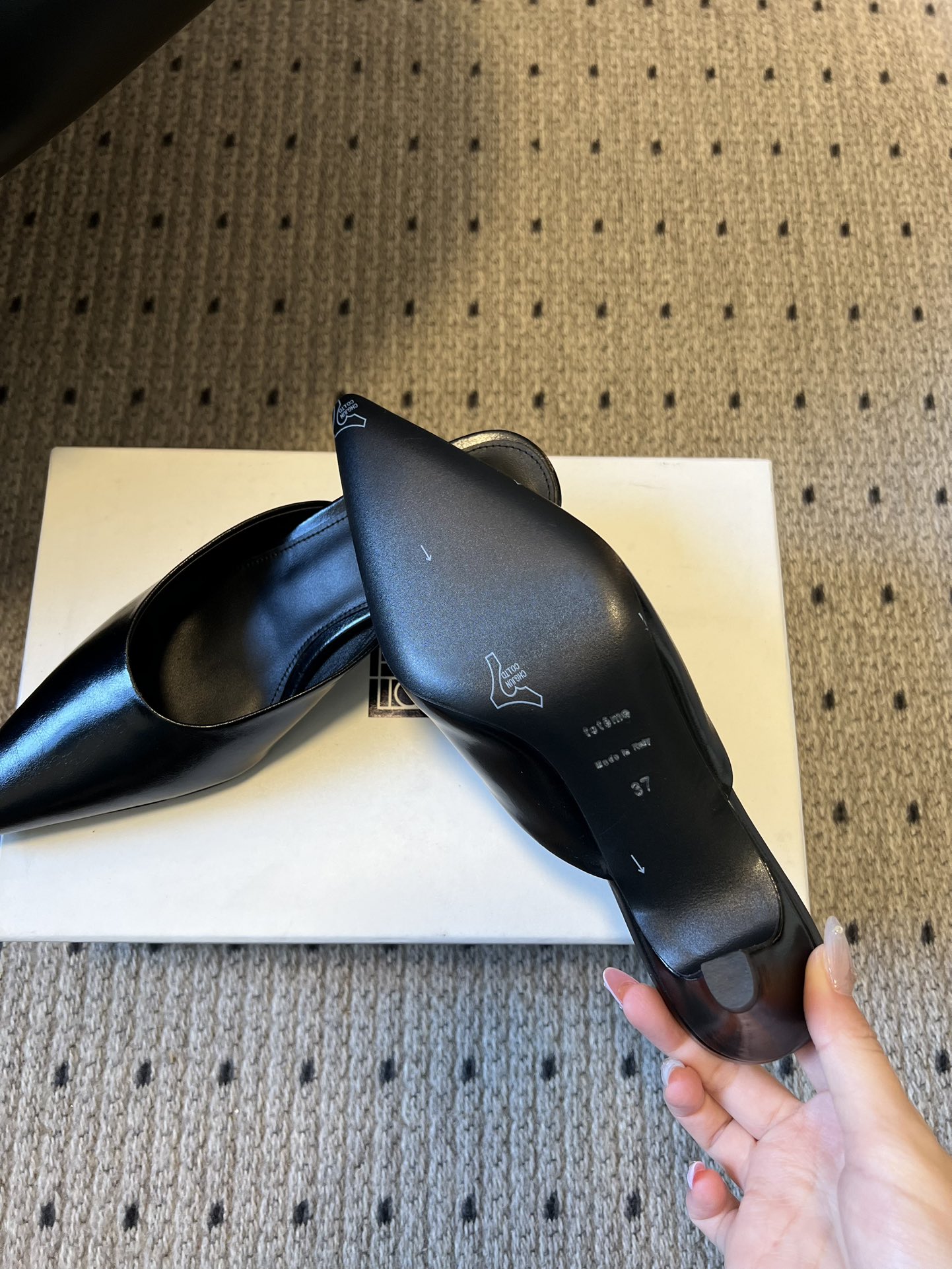 Totem*26ss早春新款尖头穆勒高跟鞋半拖鞋采用尖头细高跟的经典穆勒鞋型，无后跟的半拖设计兼具优雅与