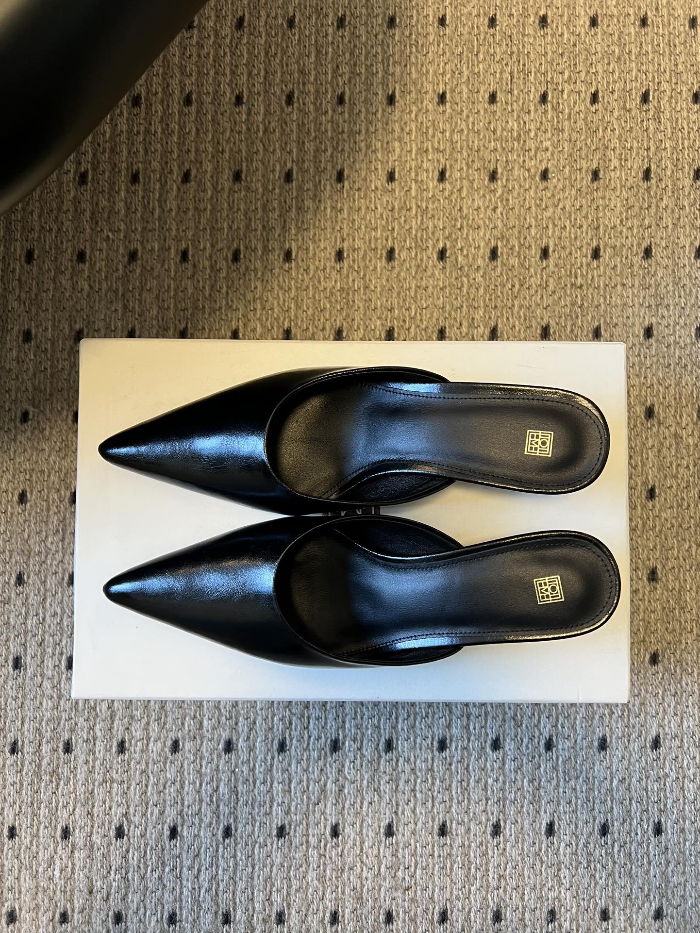 Totem*26ss早春新款尖头穆勒高跟鞋半拖鞋采用尖头细高跟的经典穆勒鞋型，无后跟的半拖设计兼具优雅与