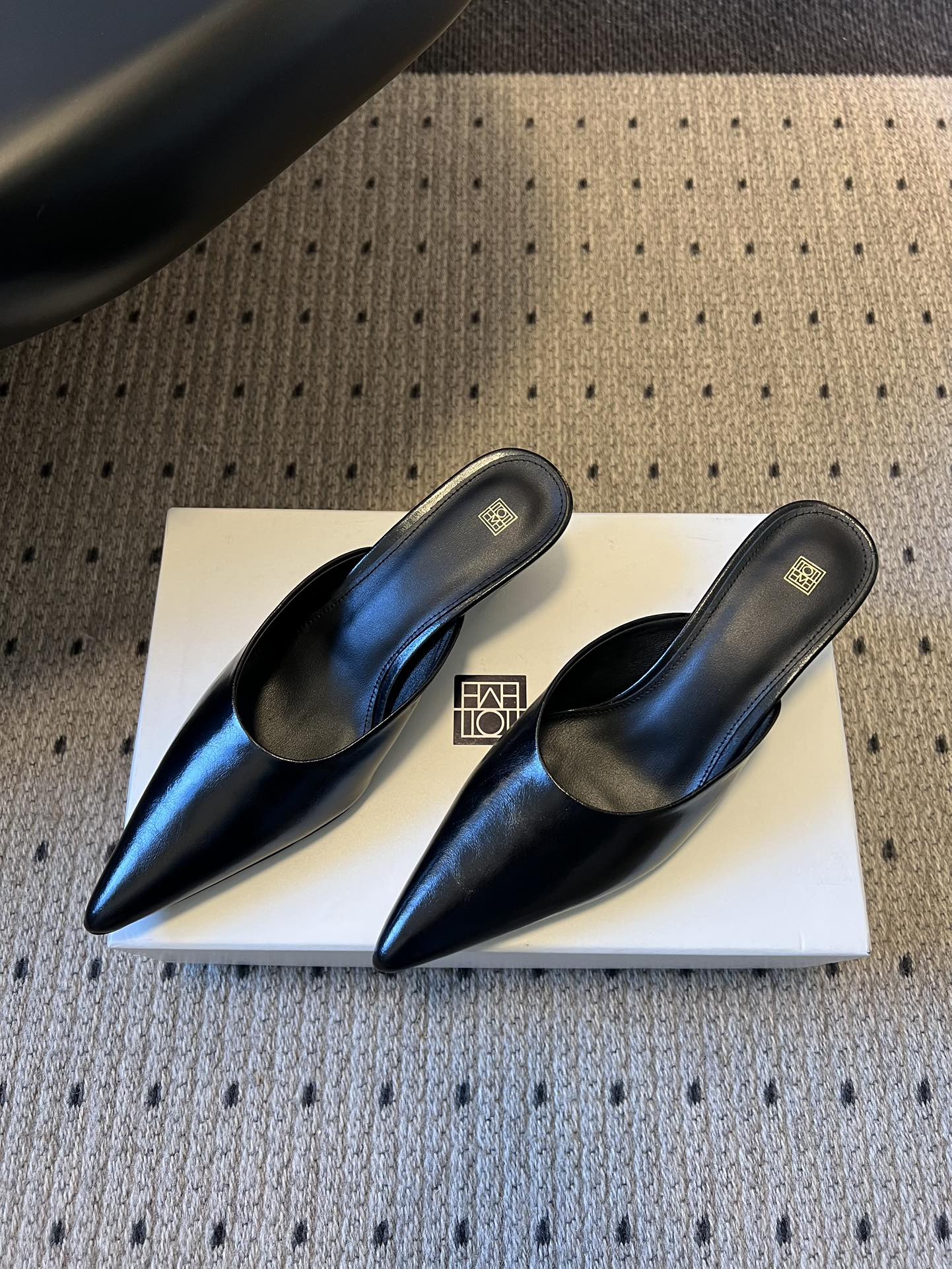 Totem*26ss早春新款尖头穆勒高跟鞋半拖鞋采用尖头细高跟的经典穆勒鞋型，无后跟的半拖设计兼具优雅与