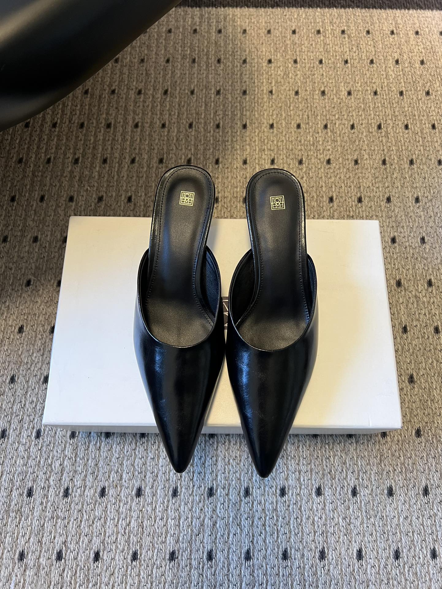 Totem*26ss早春新款尖头穆勒高跟鞋半拖鞋采用尖头细高跟的经典穆勒鞋型，无后跟的半拖设计兼具优雅与