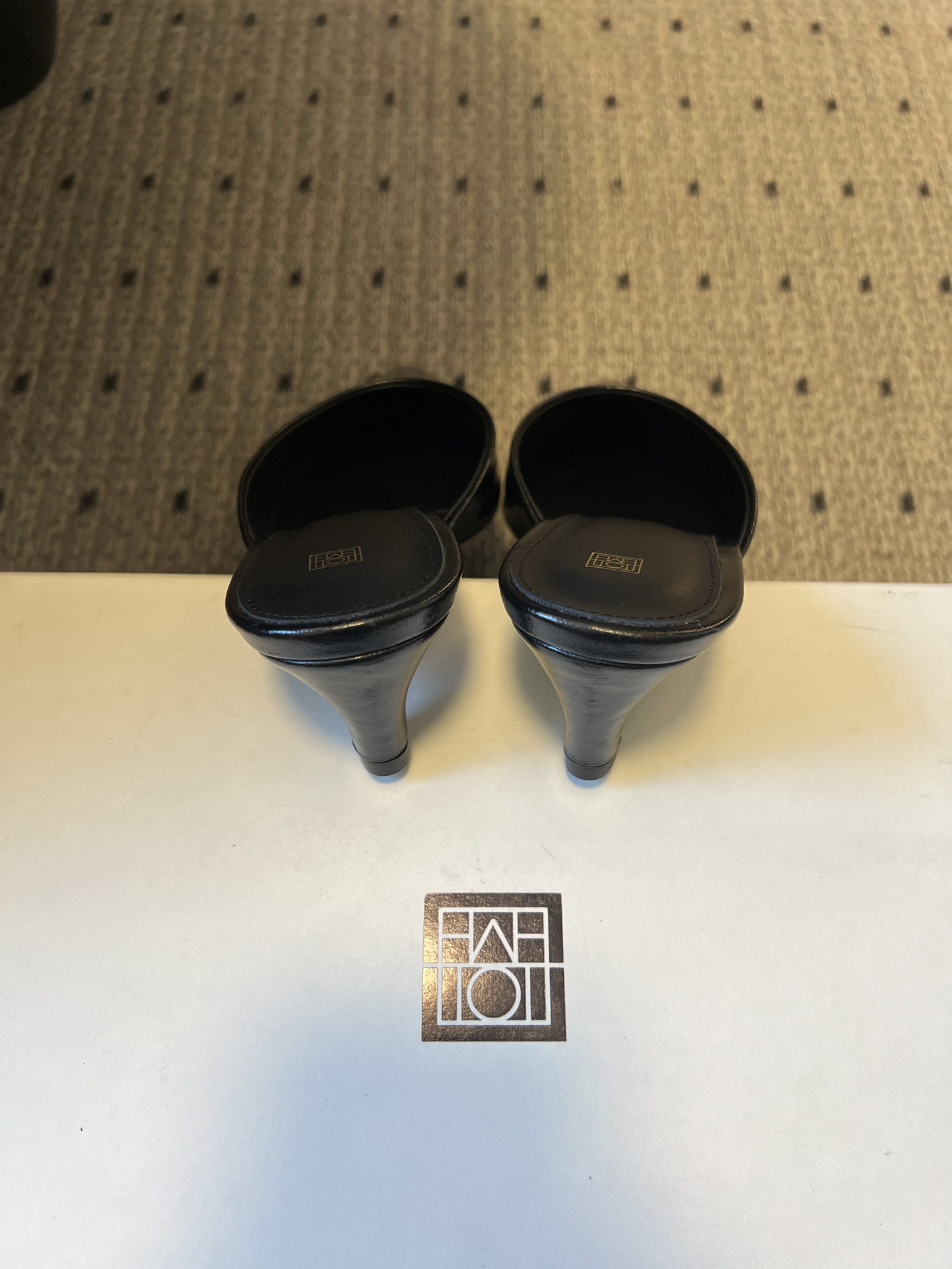 Totem*26ss早春新款尖头穆勒高跟鞋半拖鞋采用尖头细高跟的经典穆勒鞋型，无后跟的半拖设计兼具优雅与