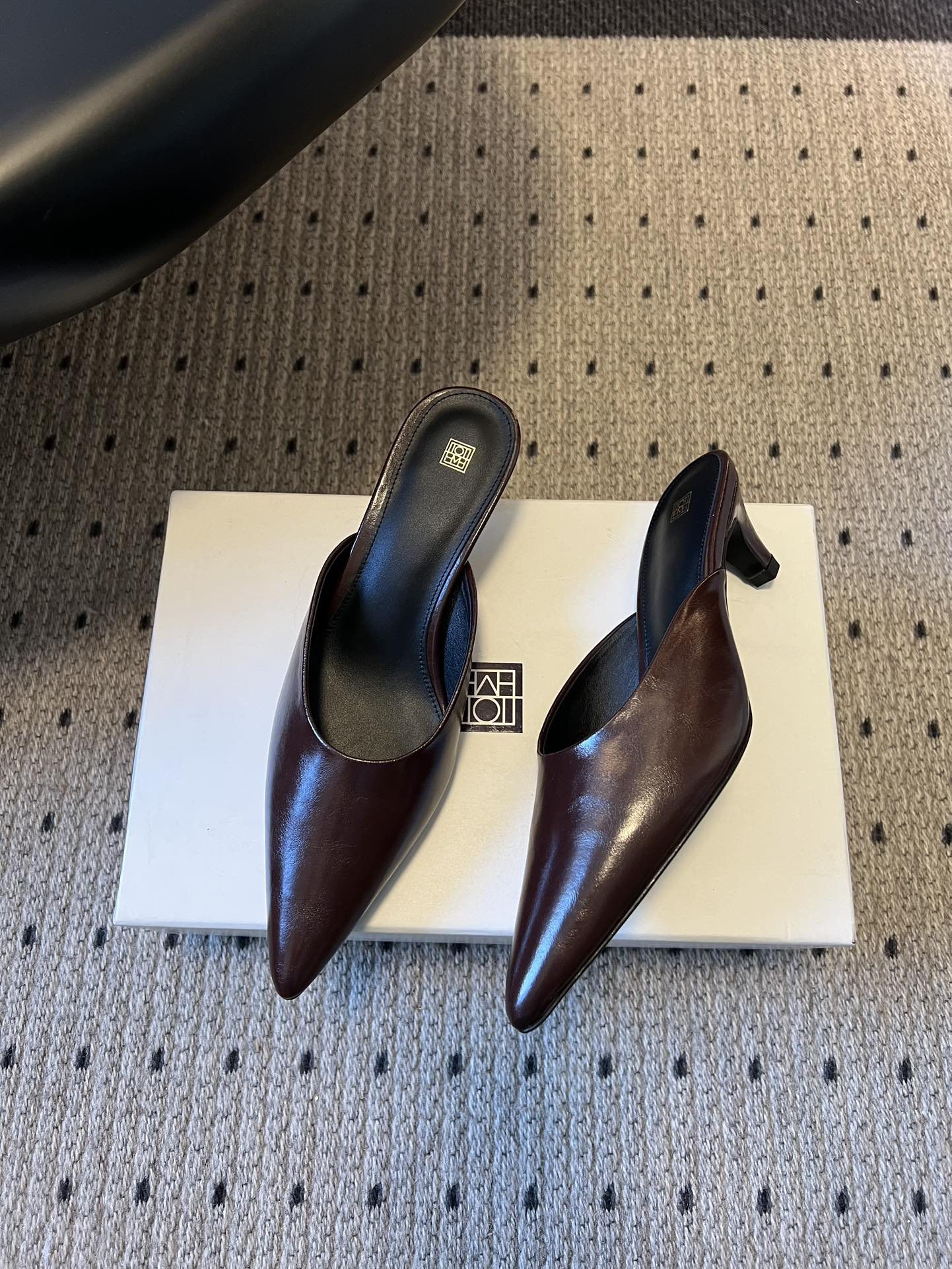 Totem*26ss早春新款尖头穆勒高跟鞋半拖鞋采用尖头细高跟的经典穆勒鞋型，无后跟的半拖设计兼具优雅与