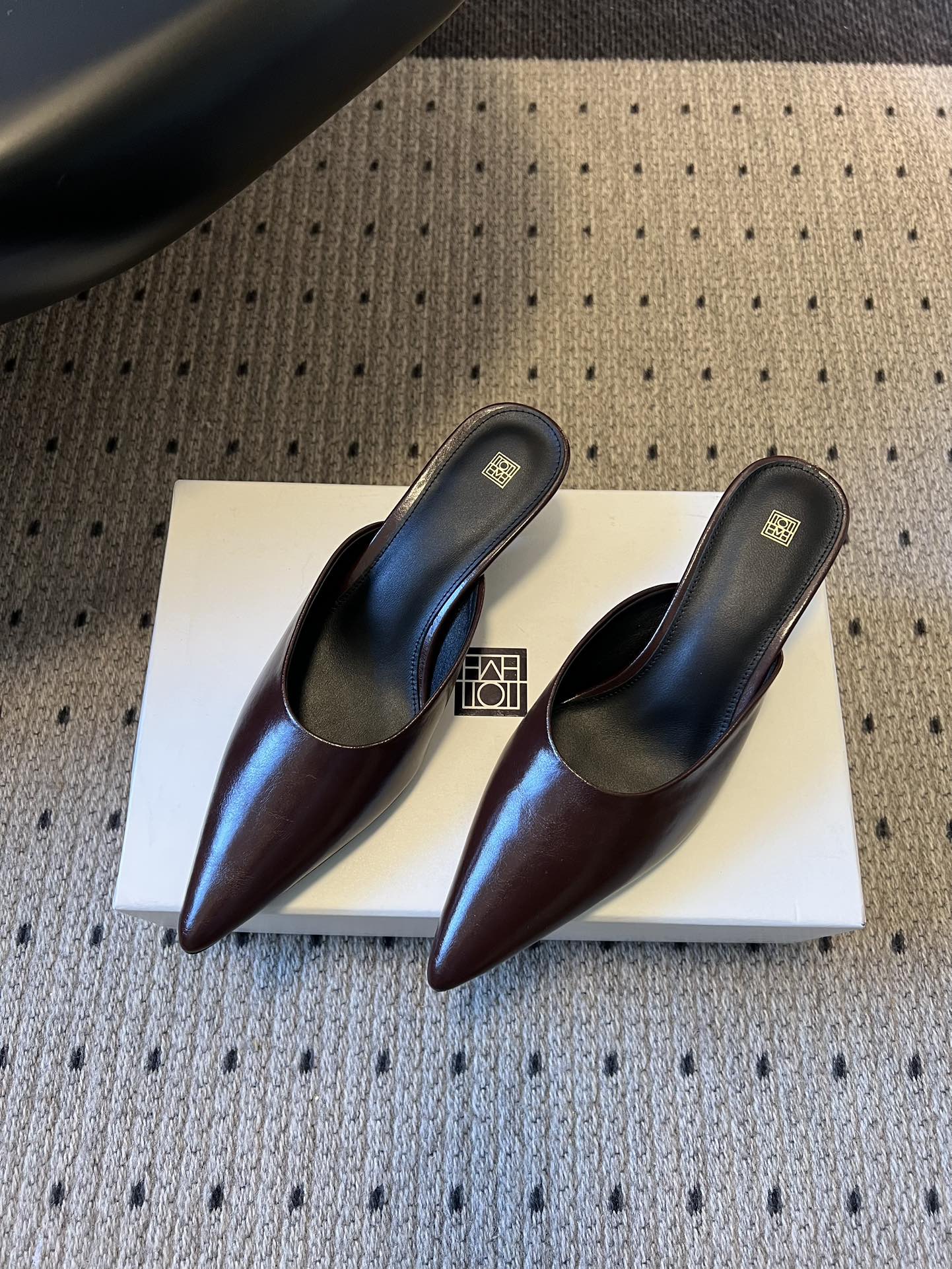 Totem*26ss早春新款尖头穆勒高跟鞋半拖鞋采用尖头细高跟的经典穆勒鞋型，无后跟的半拖设计兼具优雅与