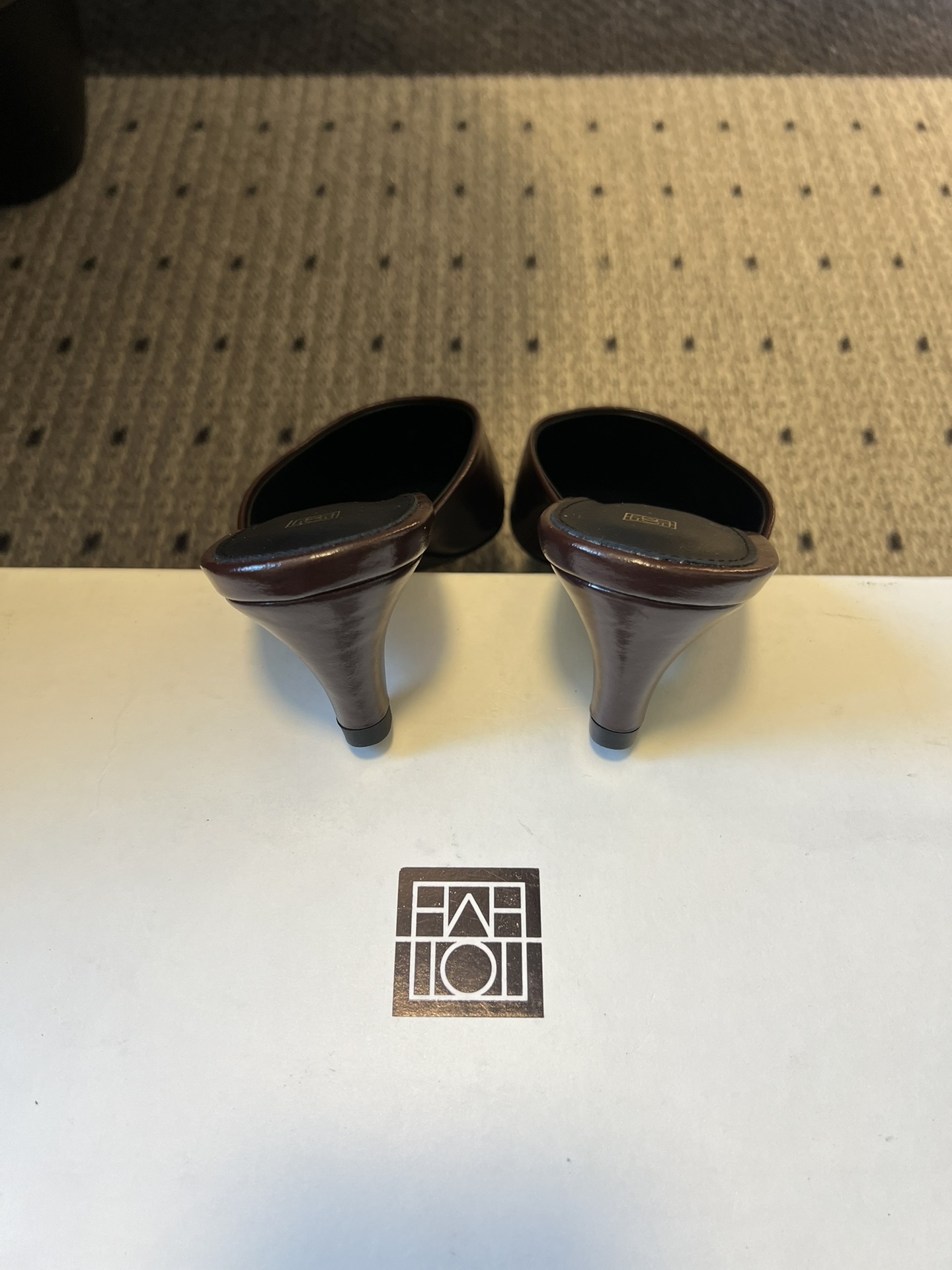 Totem*26ss早春新款尖头穆勒高跟鞋半拖鞋采用尖头细高跟的经典穆勒鞋型，无后跟的半拖设计兼具优雅与