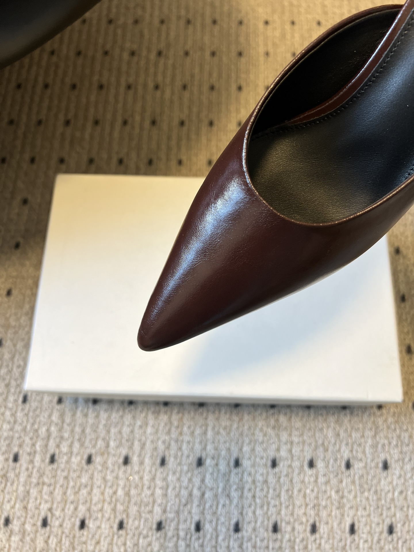 Totem*26ss早春新款尖头穆勒高跟鞋半拖鞋采用尖头细高跟的经典穆勒鞋型，无后跟的半拖设计兼具优雅与