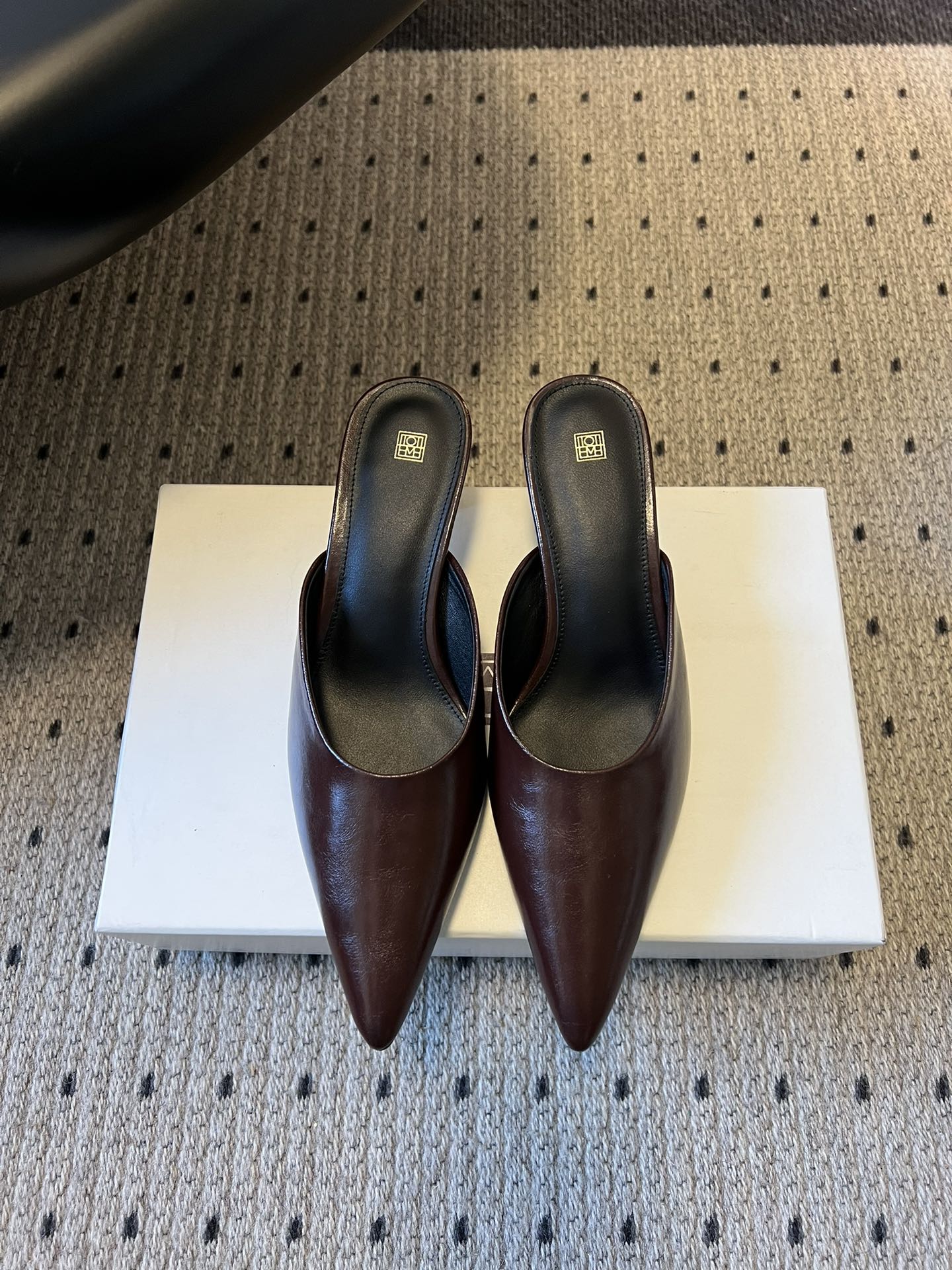 NO:694954,Totem*26ss early spring new pointed-toe Muller high-heeled shoes and half-slippers adopt the classic Muller shoe style with pointed-toe stiletto heels, and the heelless half-slip design combines elegance and convenience; the toe is sharp and clean, and the heel height is moderate, which not only modifies the leg shape but also retains wearing comfort. The upper is made of fine smooth leather, with a high-grade texture and a delicate luster;  The shoe body has no unnecessary decoration, and is outlined with simple stitching technology, reflecting the minimalist design ingenuity; the insole and lining are made of soft leather, which improves the on-foot experience. It adopts Nordic minimalist style and is suitable for workplace commuting, casual style wear and other scenarios; butter leather upper, sheepskin lining, Italian genuine leather outsole, increased by 4cm, size 35-41 (customized sizes 40 and 41 are not returnable), high-heeled sandals, sandals, high  heels,slippers,sheepskin,leather soles19860909Totem*26ss早春新款尖头穆勒高跟鞋半拖鞋 采用尖头细高跟的经典穆勒鞋型,无后跟的半拖设计兼具优雅与便捷性；鞋头尖锐且线条利落,鞋跟高度适中,既修饰腿型又保留穿着舒适度.鞋面选用细腻的光面皮革,质感高级且有细腻光泽； 鞋身无多余装饰,以简洁的车线工艺勾勒轮廓,体现极简主义的设计巧思；鞋垫与内里为软质皮革,提升上脚体验.走北欧极简风,适配职场通勤、轻熟风穿搭等多种场景； 鞋面牛油皮 内里羊皮 大底意大利真皮大底 增高4cm size35-41码（40、41码定制不退换）,高跟鞋凉鞋,sandals,high heels,slippers,sheepskin,Leather soles,Women's Shoes