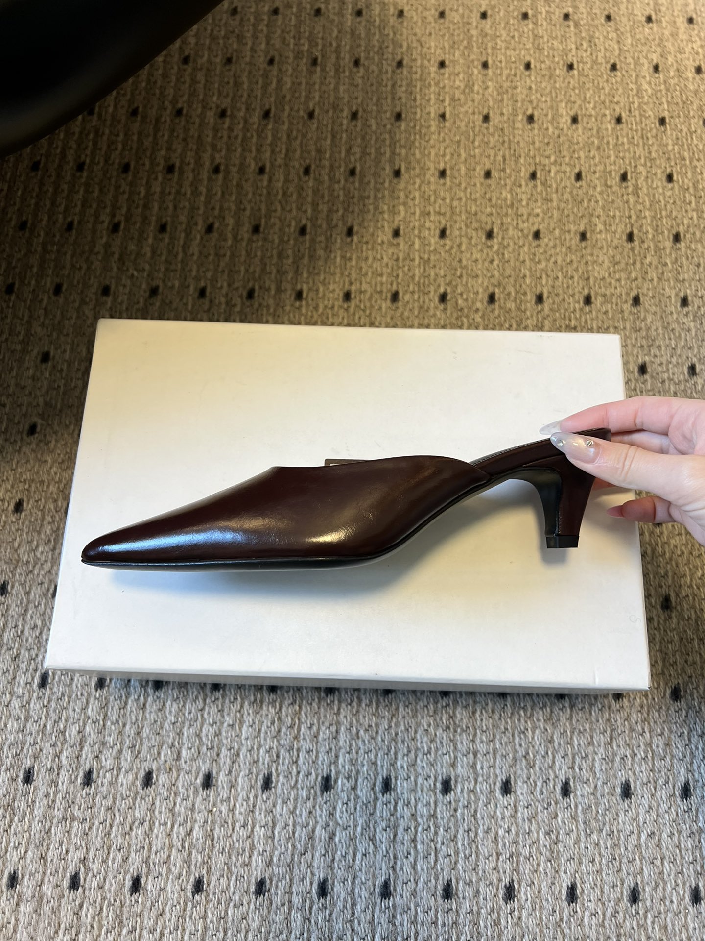 Totem*26ss早春新款尖头穆勒高跟鞋半拖鞋采用尖头细高跟的经典穆勒鞋型，无后跟的半拖设计兼具优雅与