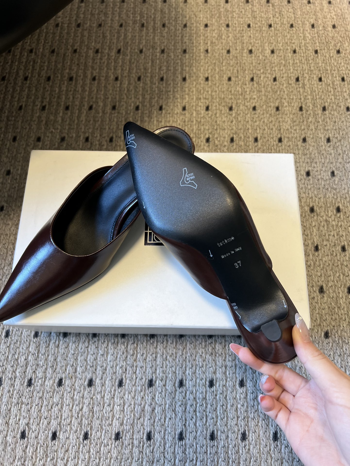 Totem*26ss早春新款尖头穆勒高跟鞋半拖鞋采用尖头细高跟的经典穆勒鞋型，无后跟的半拖设计兼具优雅与