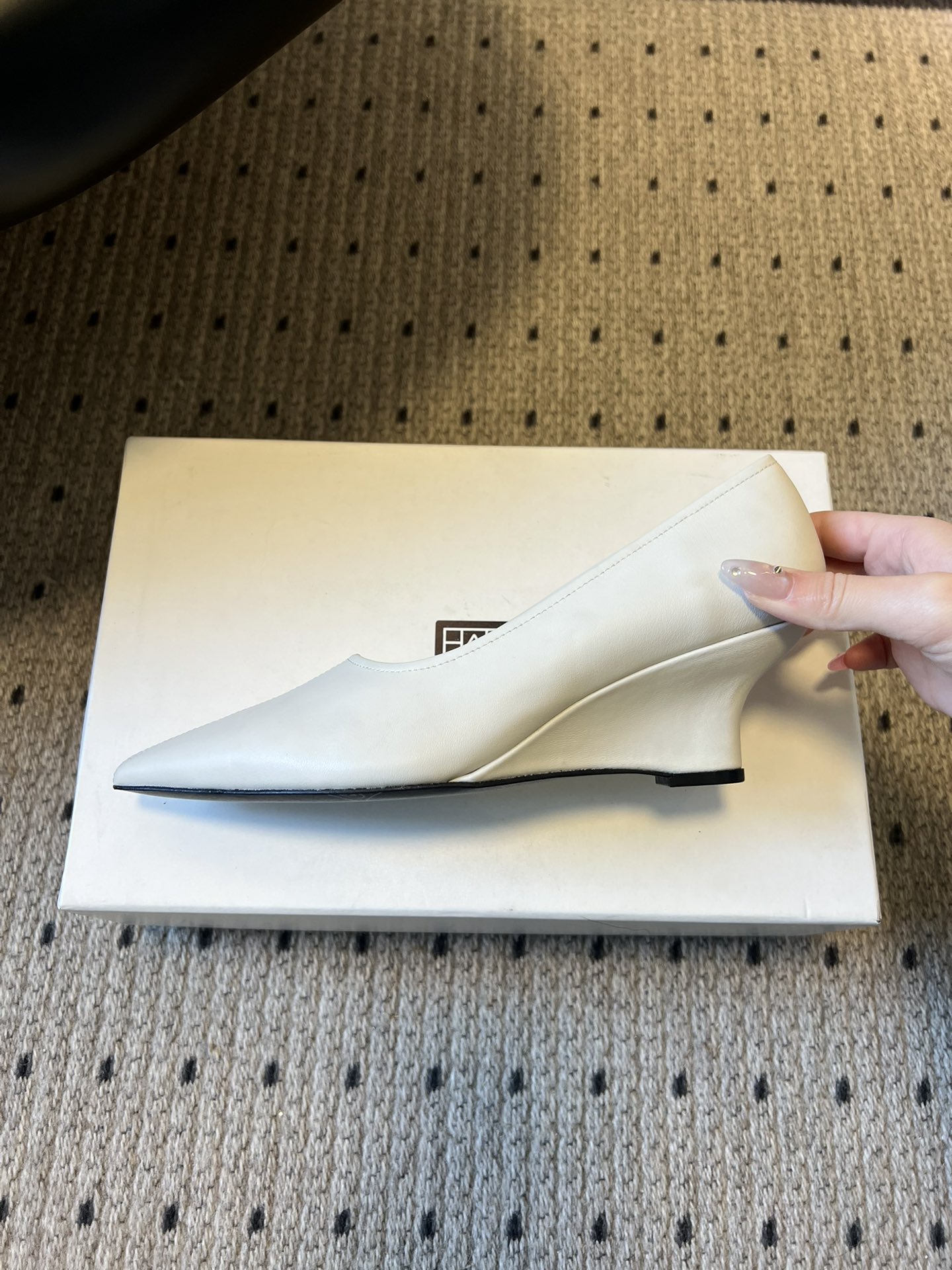 Totem*26ss早春新款尖头穆勒坡跟高跟鞋鞋面选用细腻的哑光皮革，触感柔软且质感高级；鞋身无多余装饰