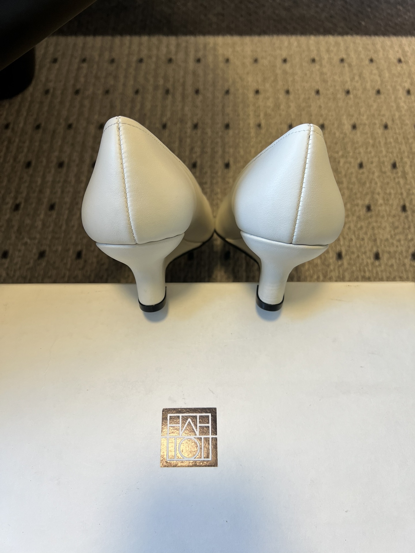 Totem*26ss早春新款尖头穆勒坡跟高跟鞋鞋面选用细腻的哑光皮革，触感柔软且质感高级；鞋身无多余装饰