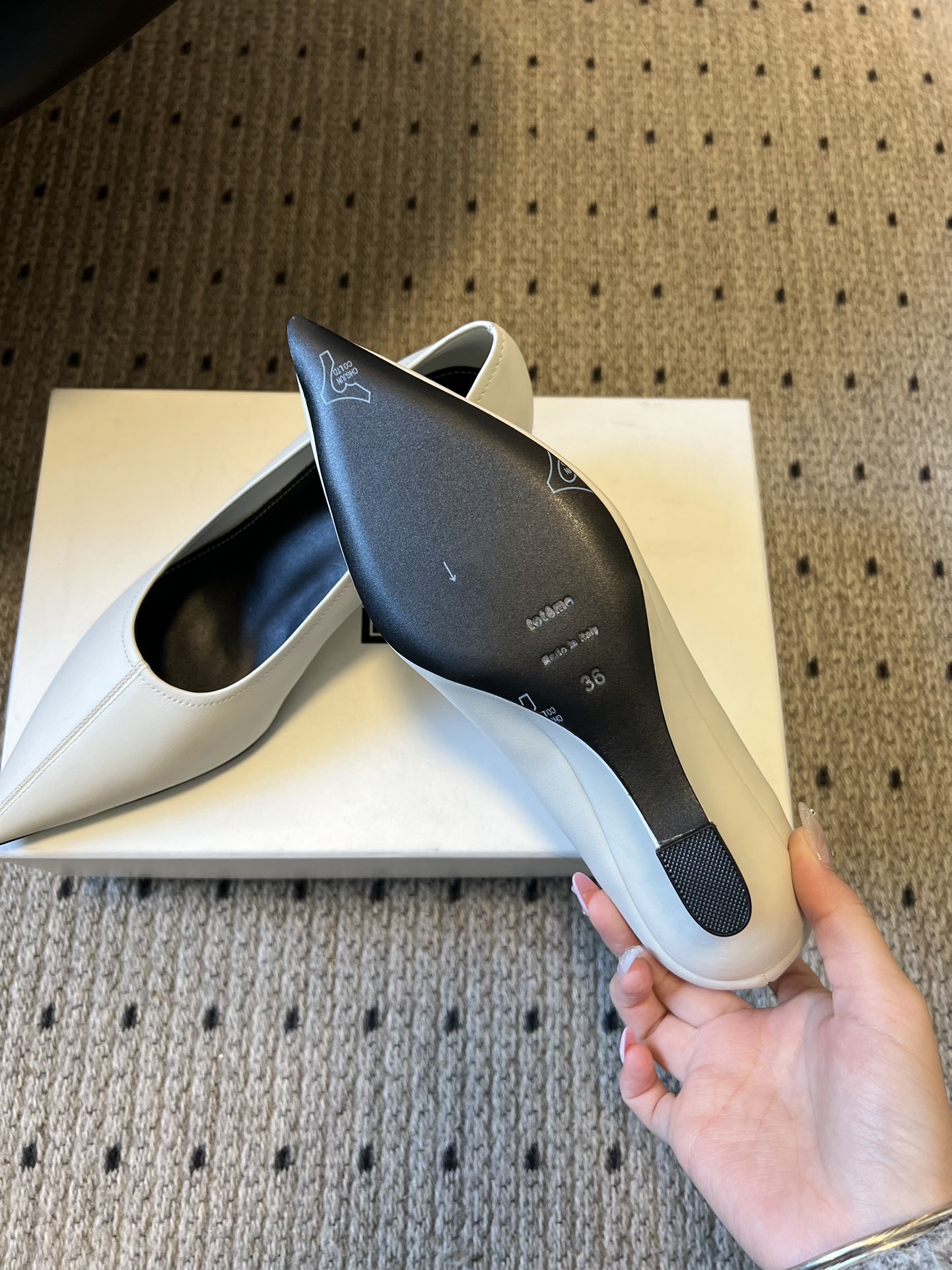 Totem*26ss早春新款尖头穆勒坡跟高跟鞋鞋面选用细腻的哑光皮革，触感柔软且质感高级；鞋身无多余装饰