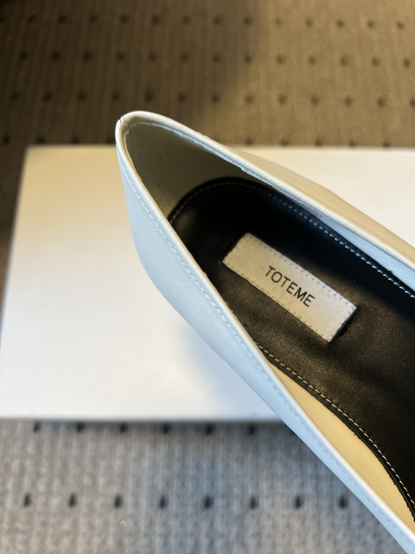 Totem*26ss早春新款尖头穆勒坡跟高跟鞋鞋面选用细腻的哑光皮革，触感柔软且质感高级；鞋身无多余装饰