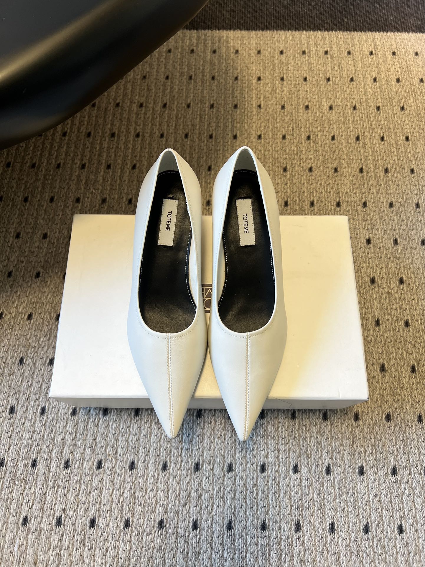 Totem*26ss早春新款尖头穆勒坡跟高跟鞋鞋面选用细腻的哑光皮革，触感柔软且质感高级；鞋身无多余装饰