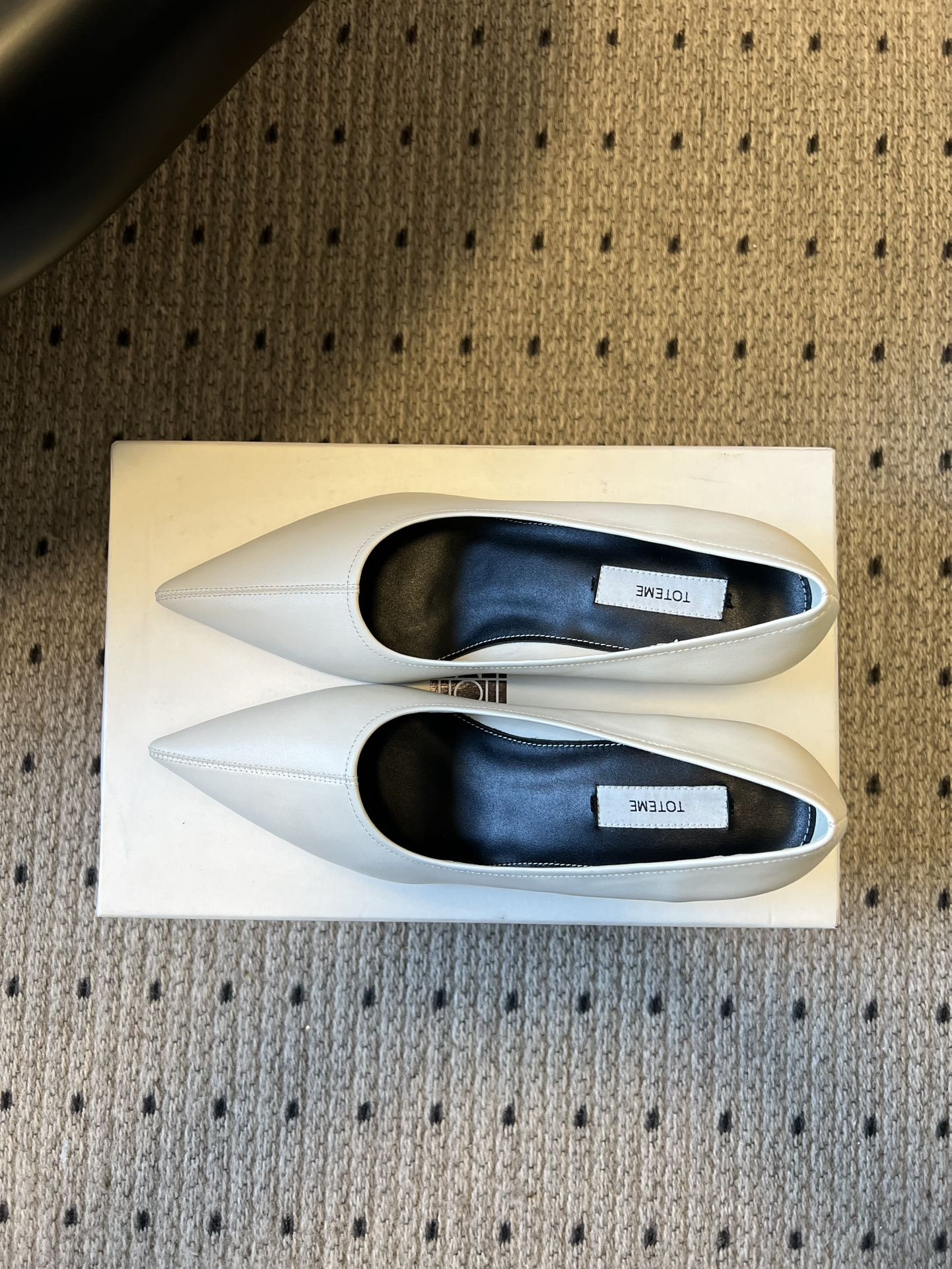 Totem*26ss早春新款尖头穆勒坡跟高跟鞋鞋面选用细腻的哑光皮革，触感柔软且质感高级；鞋身无多余装饰