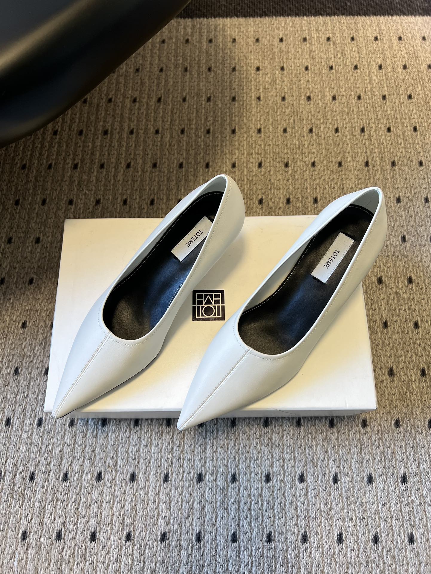 Totem*26ss早春新款尖头穆勒坡跟高跟鞋鞋面选用细腻的哑光皮革，触感柔软且质感高级；鞋身无多余装饰