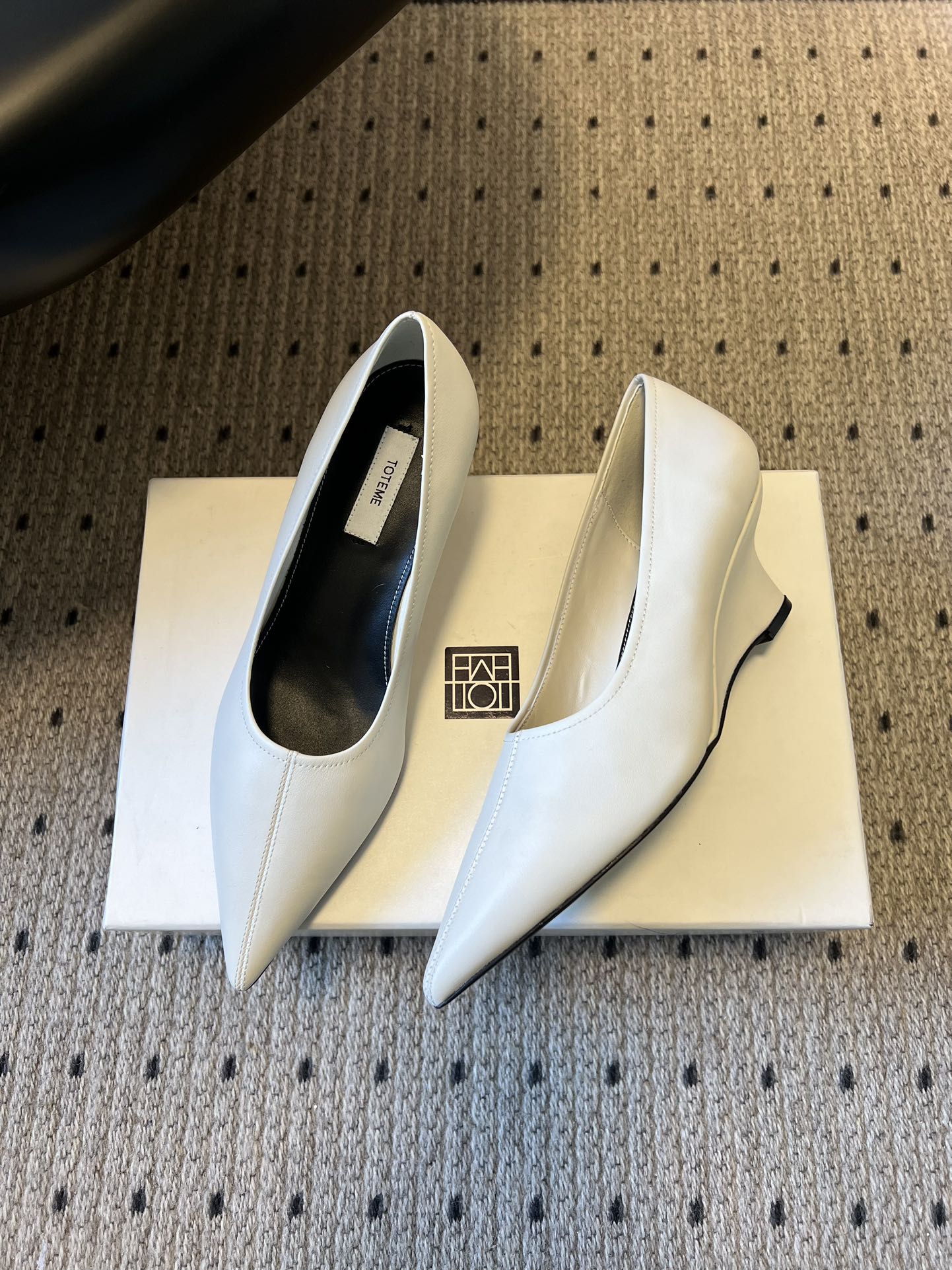 Totem*26ss早春新款尖头穆勒坡跟高跟鞋鞋面选用细腻的哑光皮革，触感柔软且质感高级；鞋身无多余装饰