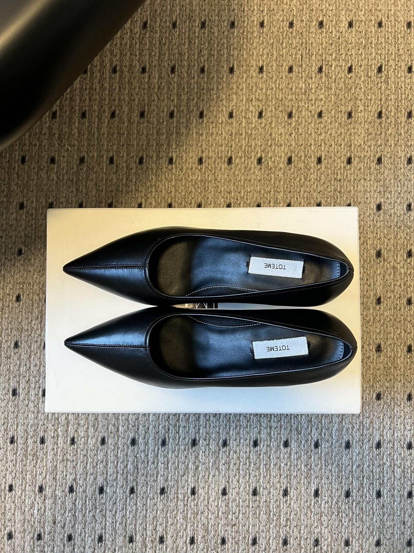 Totem*26ss早春新款尖头穆勒坡跟高跟鞋鞋面选用细腻的哑光皮革，触感柔软且质感高级；鞋身无多余装饰